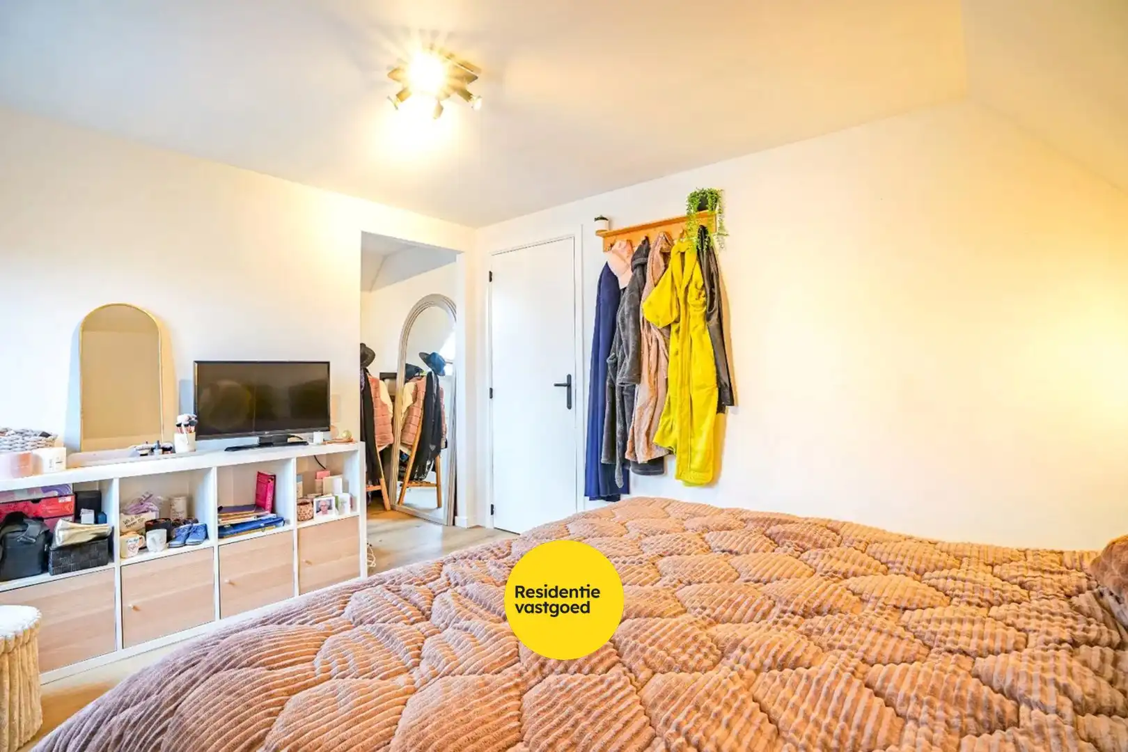 Gerenoveerde alleenstaande woning op 637m² te Veurne! foto 14