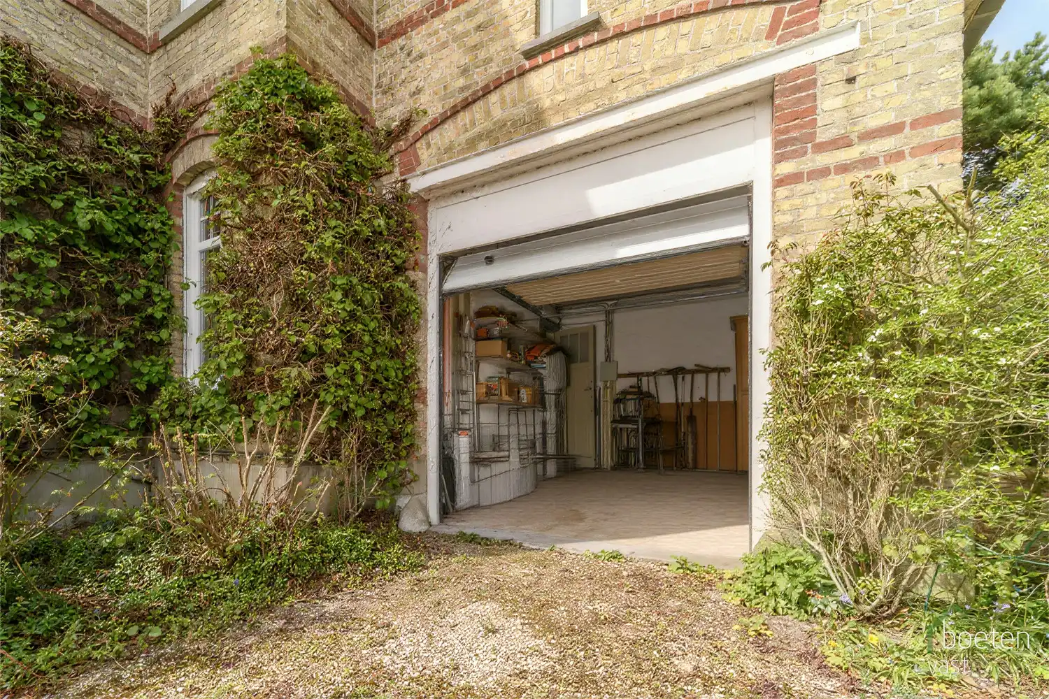 ALVERINGEM: Karaktervolle herenwoning uit het interbellum (jaren 30) met authentieke geveldetails en een warm landelijk interieur op 3.253 m² totale grondopp. foto 15