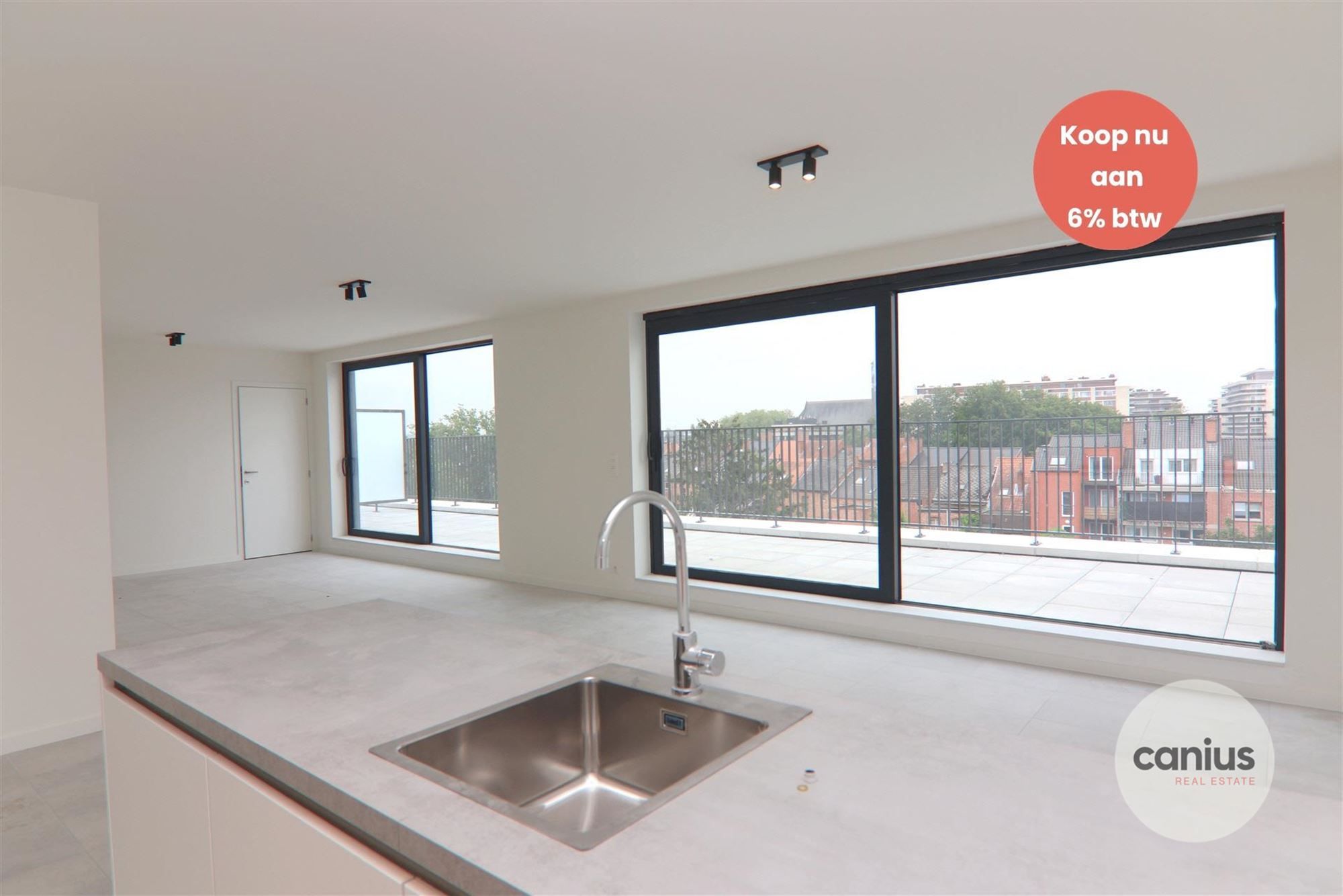 GESCHILDERDE PENTHOUSE IN HARTJE HASSELT MET 2 SLKS + 2 TERRASSEN & PARKING foto {{pictureIndex}}