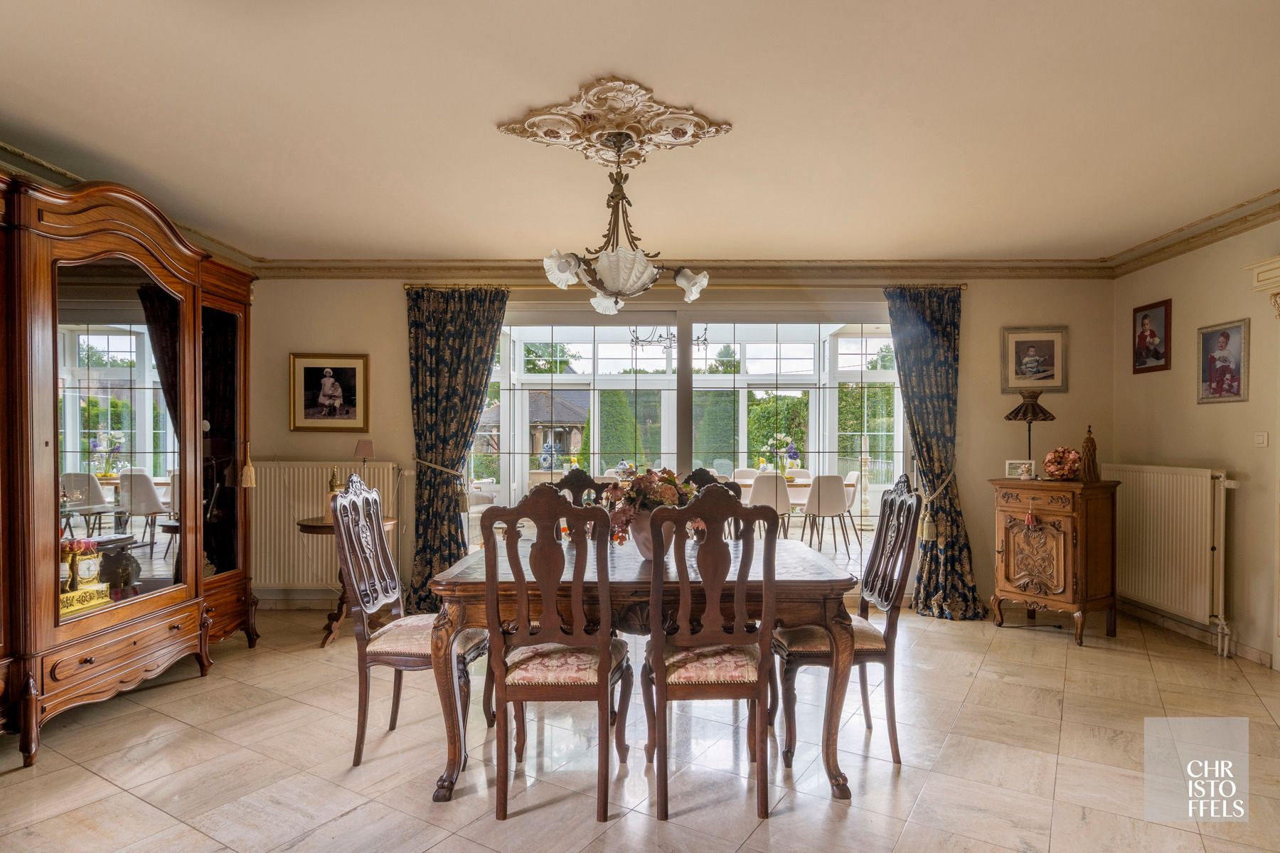 Karakteristieke villa met praktijkruimte en buitenzwembad op zuidgericht perceel van 1.565 m² foto 3