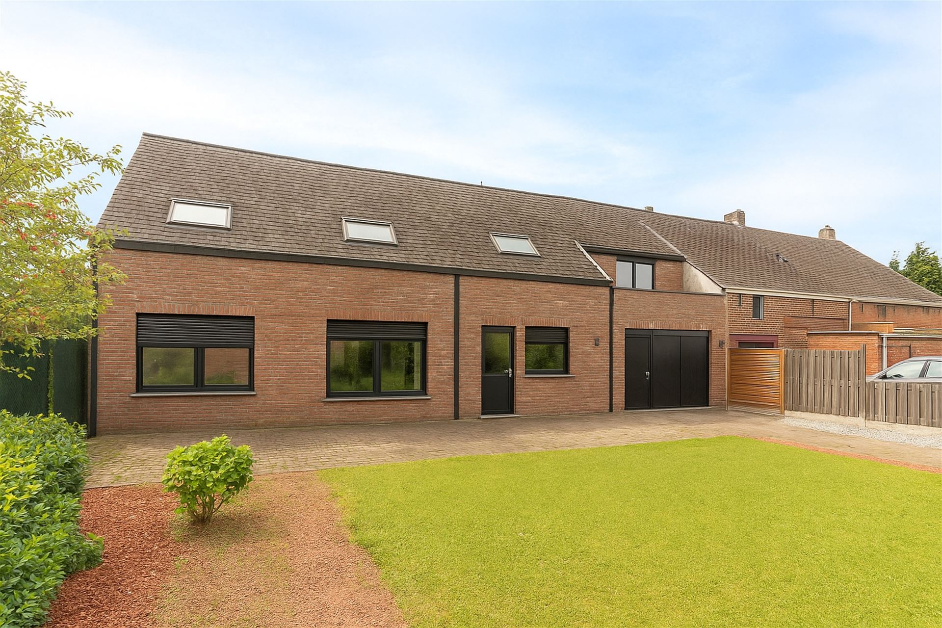 Meergezinswoning bestaande uit 2 app, tuin en dubbele carport foto {{pictureIndex}}