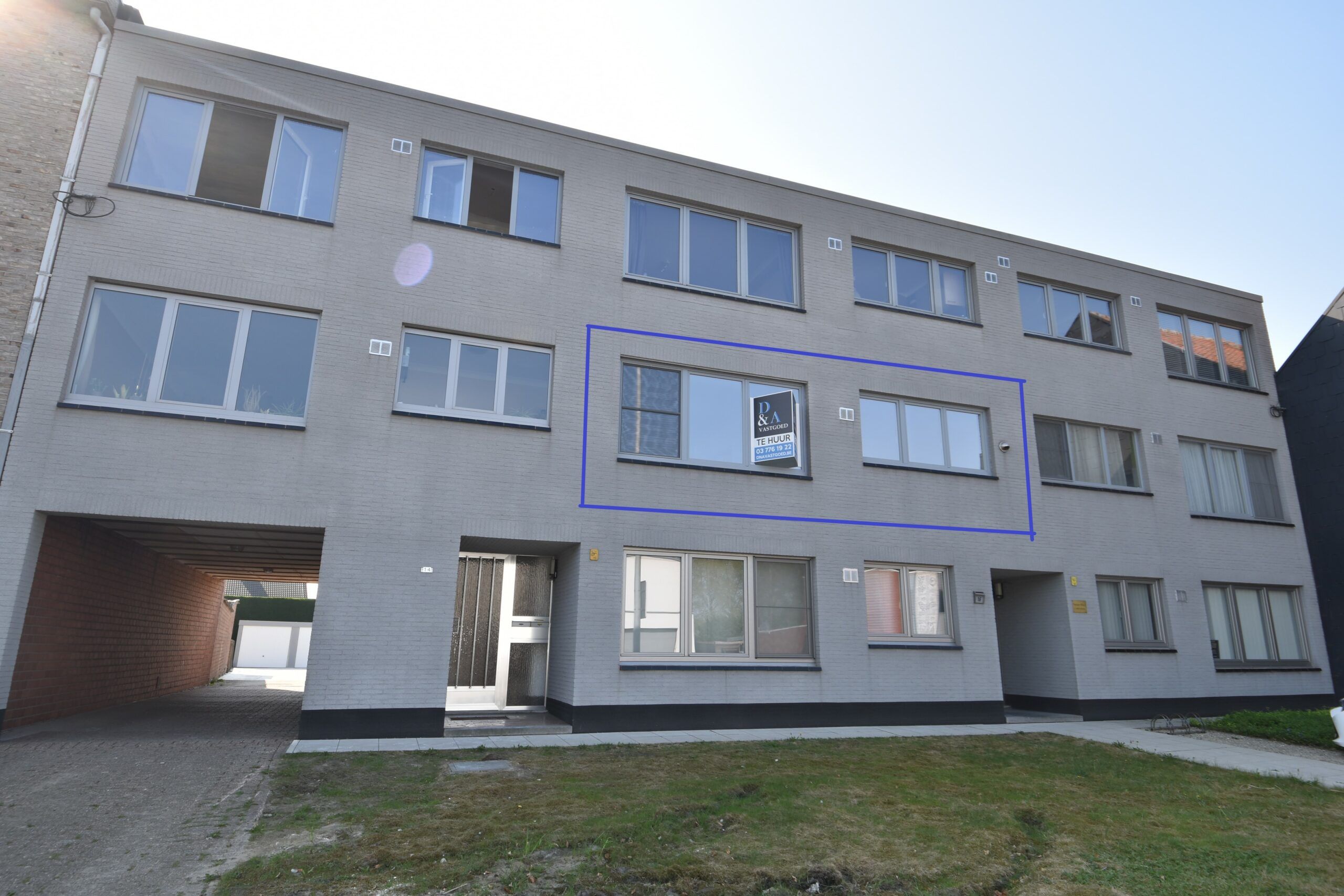 Instapklaar, gerenoveerd appartement met 2 slaapkamers en garage – Nieuwkerken-Waas foto {{pictureIndex}}