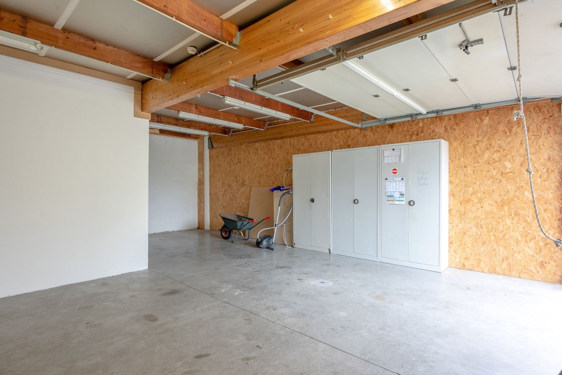 Lot van 1 magazijn, 3 garageboxen, 1 berging en 5 parkings foto 13