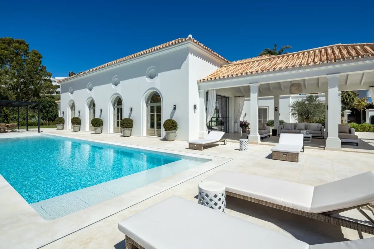 Franse Provence ontmoet moderne luxe: adembenemende villa te koop in het hart van Marbella's Golf Valley foto 2