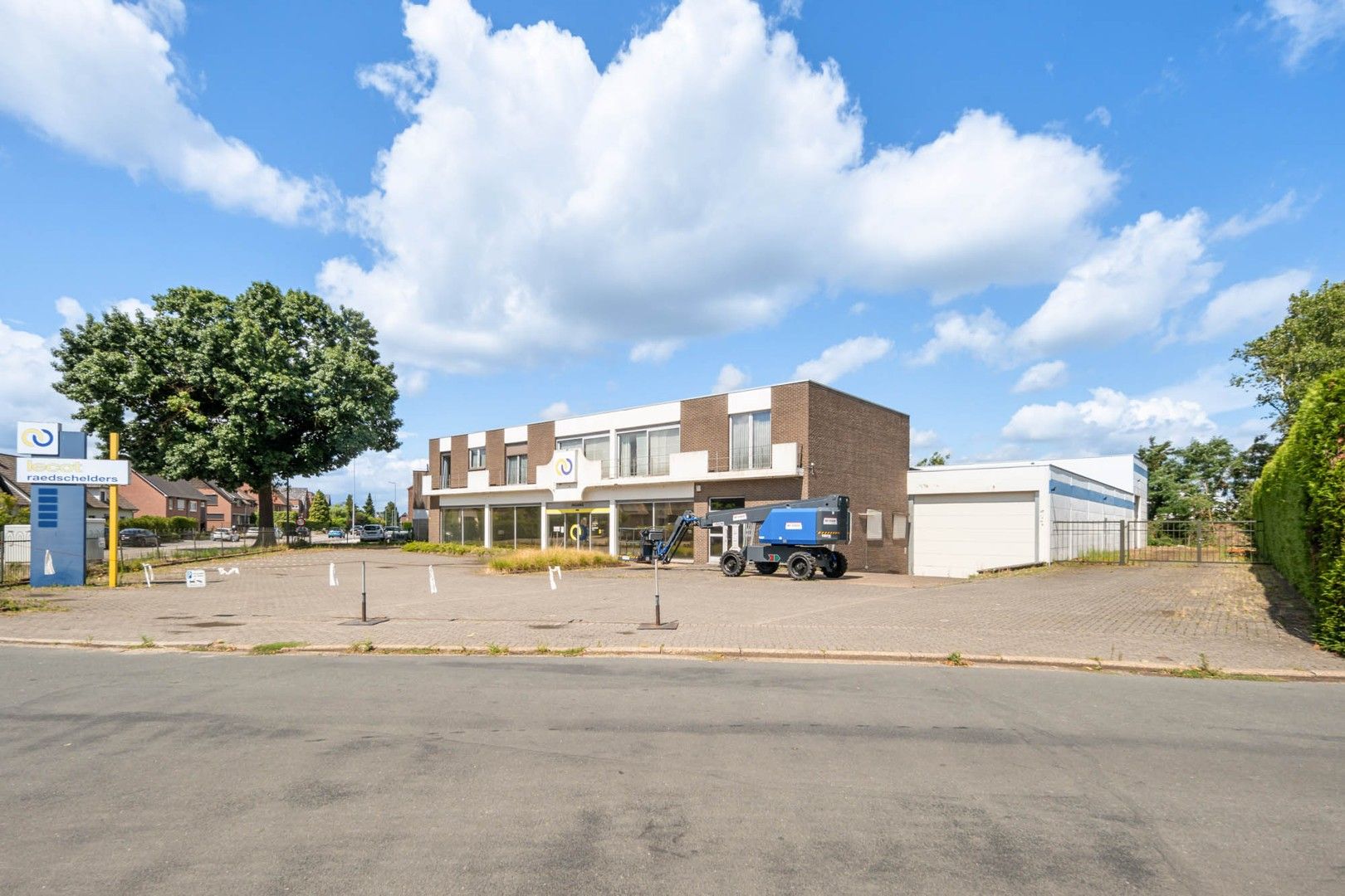 Bedrijfsgebouw (showroom/magazijn) met appartement gelegen op een perceel van 33a 50ca! foto {{pictureIndex}}