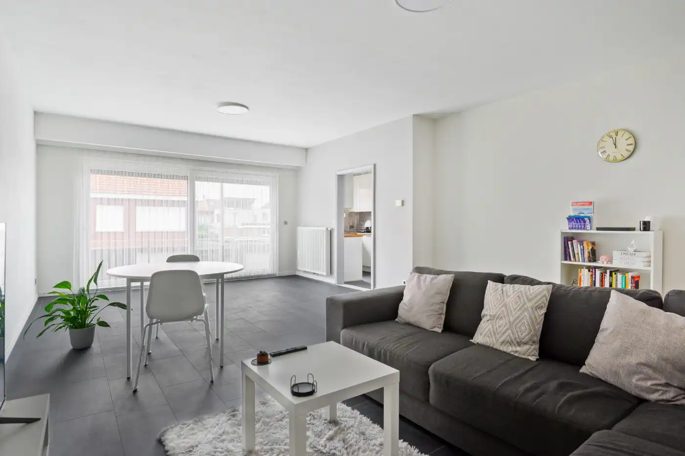 Instapklaar appartement met 2 slpk., balkon en garagebox foto {{pictureIndex}}