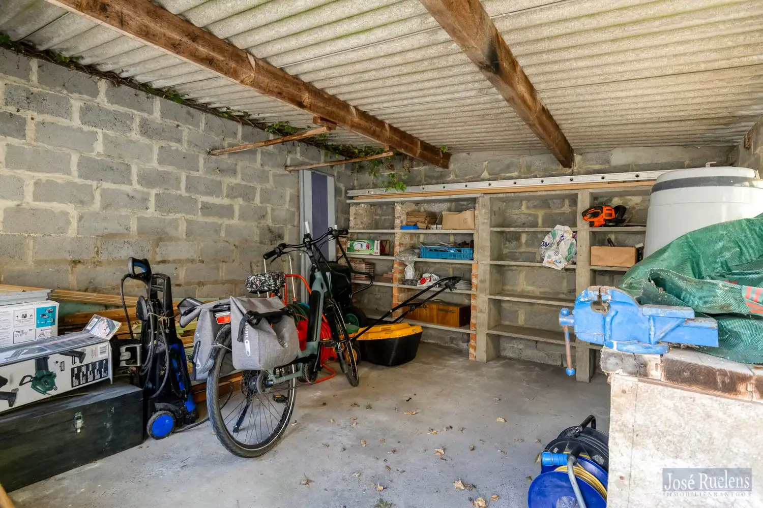 Goede gelegen gezinswoning met zij-ingang en grote tuin. foto 22