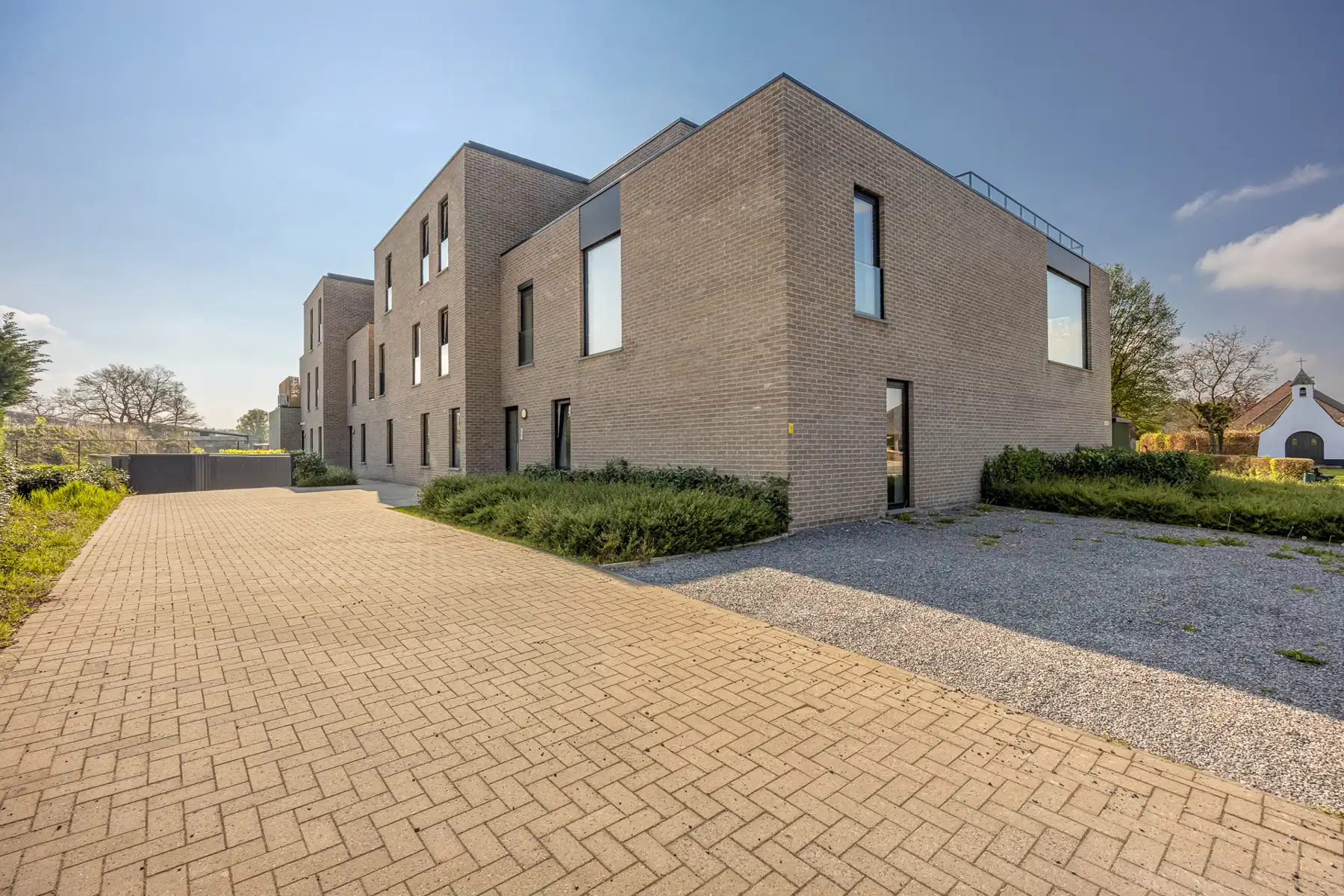 Ruim gelijkvloers appartement met 2 slaapkamers, terras en 3 autostaanplaatsen in residentie Moleneynde. foto {{pictureIndex}}