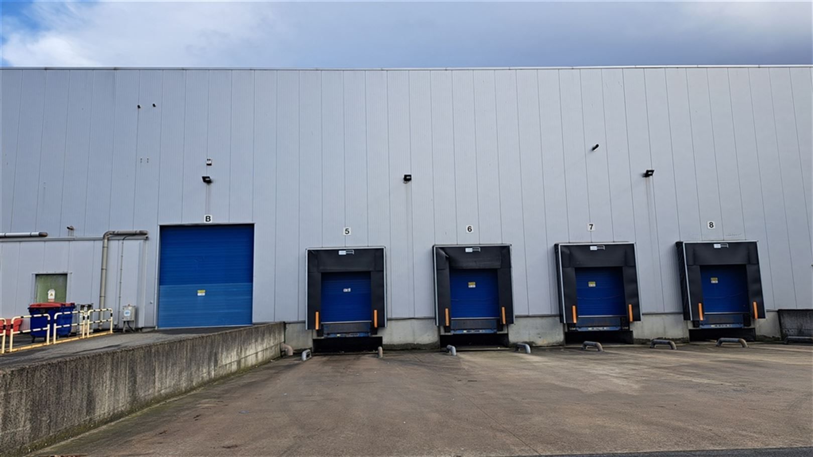 Logistieke unit + kantoren te Zele foto 2