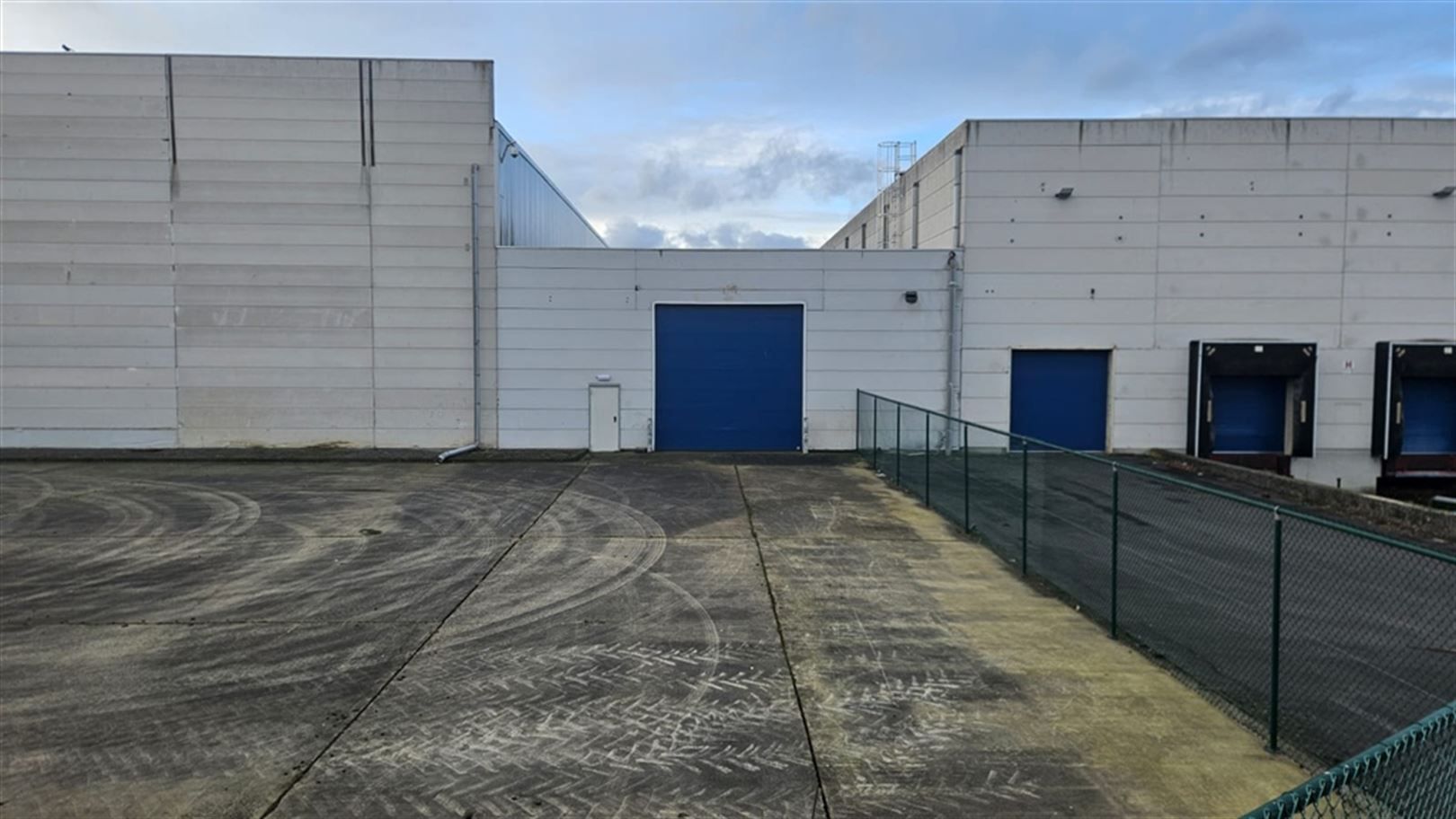 Logistieke unit + kantoren te Zele foto 2