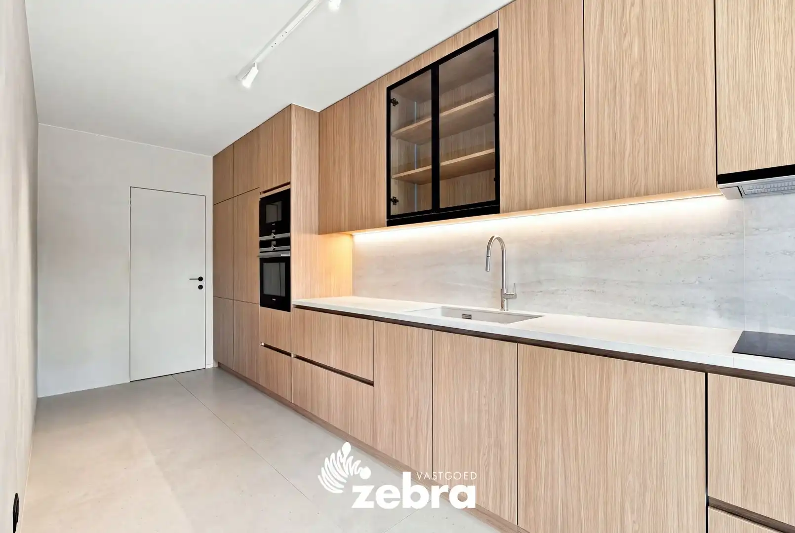 Hoogwaardig gerenoveerd appartement in rustige Residentie! foto 2