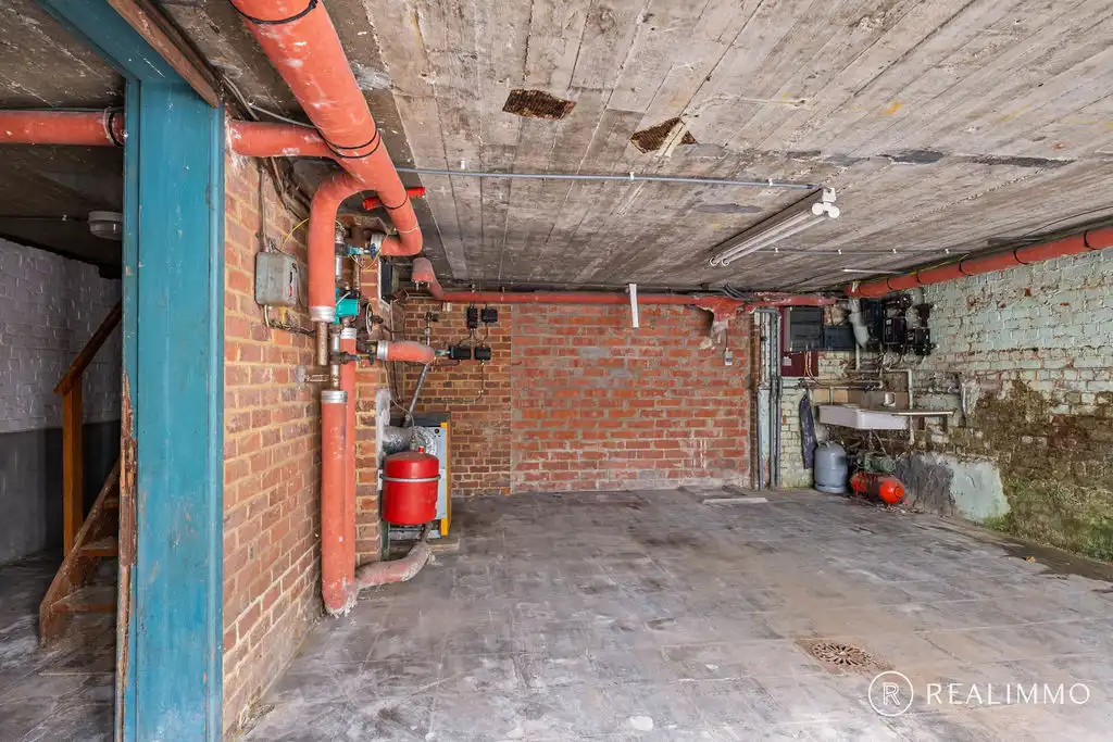 Ruime te renoveren woning met dubbele garage! foto 10