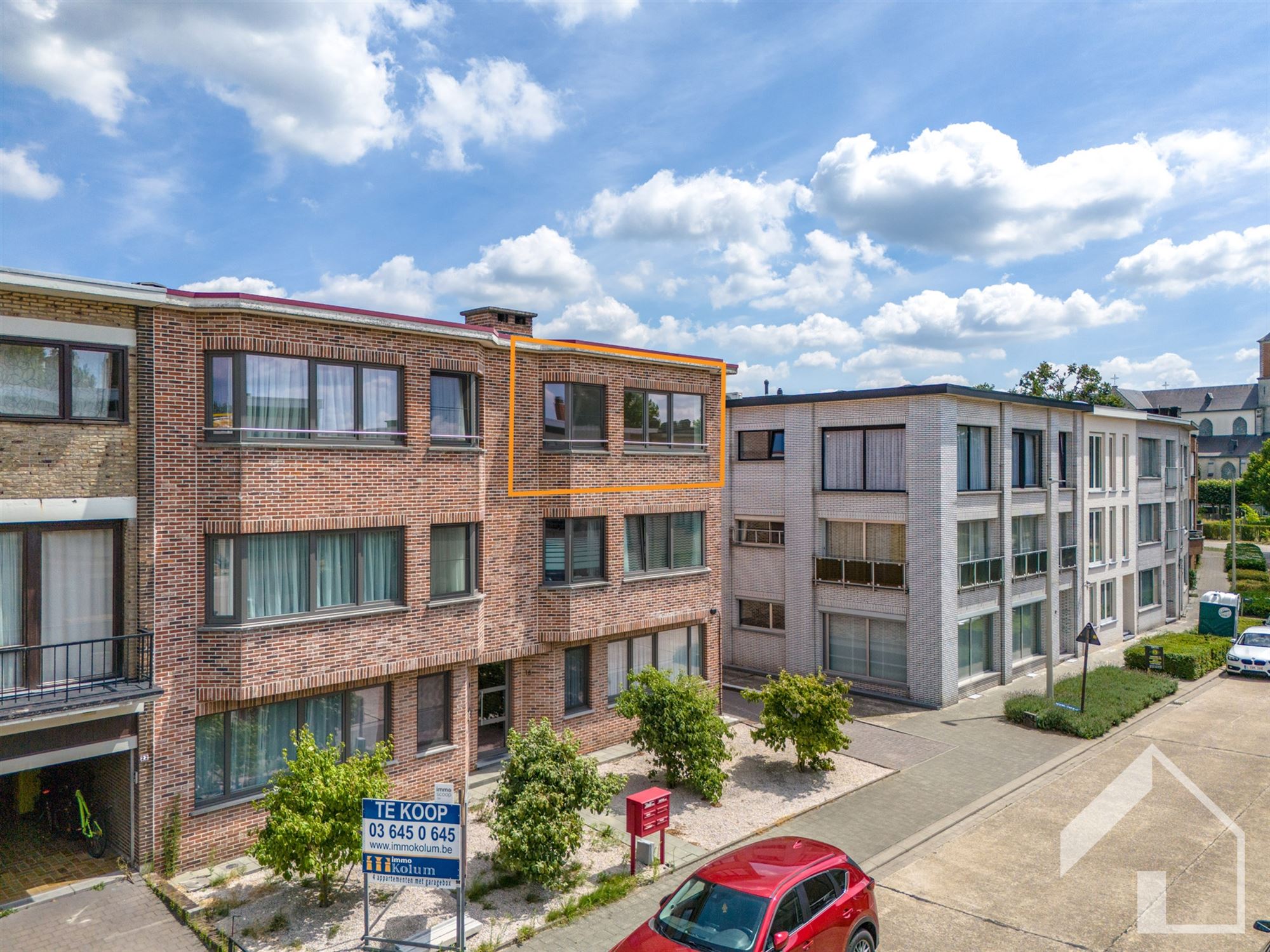 Hoofdfoto van de publicatie: Gerenoveerd 2-slaapkamerappartement met garage