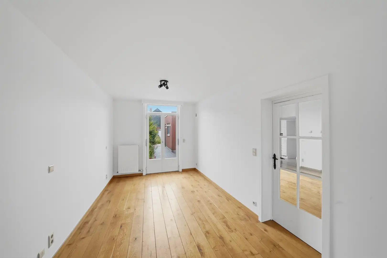 Karaktervolle instapklare hoekwoning met inpandige garage en zonnige stadstuin foto 4
