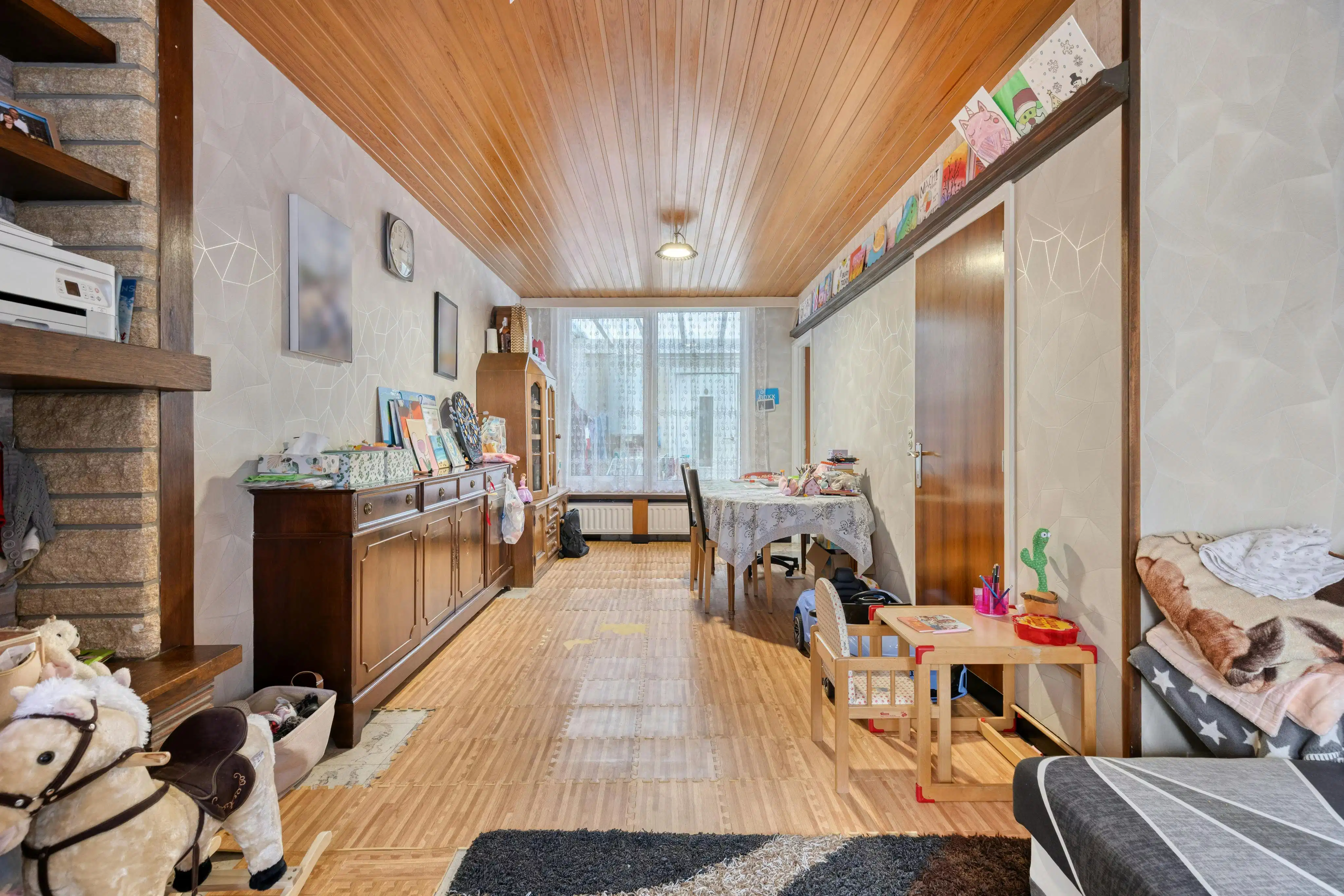 Ruime rijwoning met tuin en garage nabij centrum Izegem. foto 6