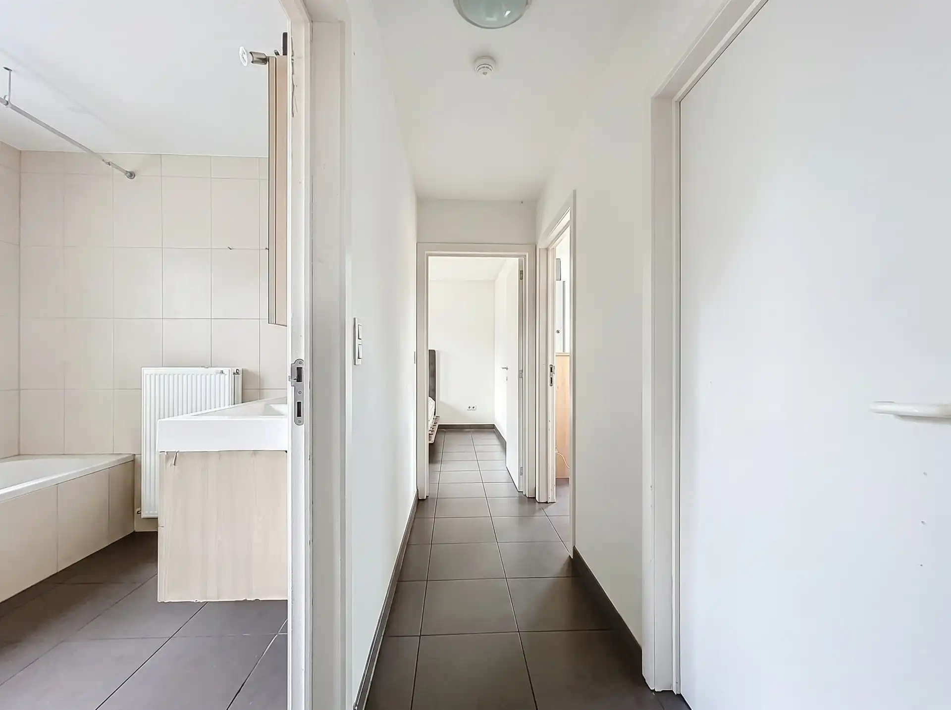Recent 3-slaapkamer appartement met staanplaats op centrale ligging! foto 8