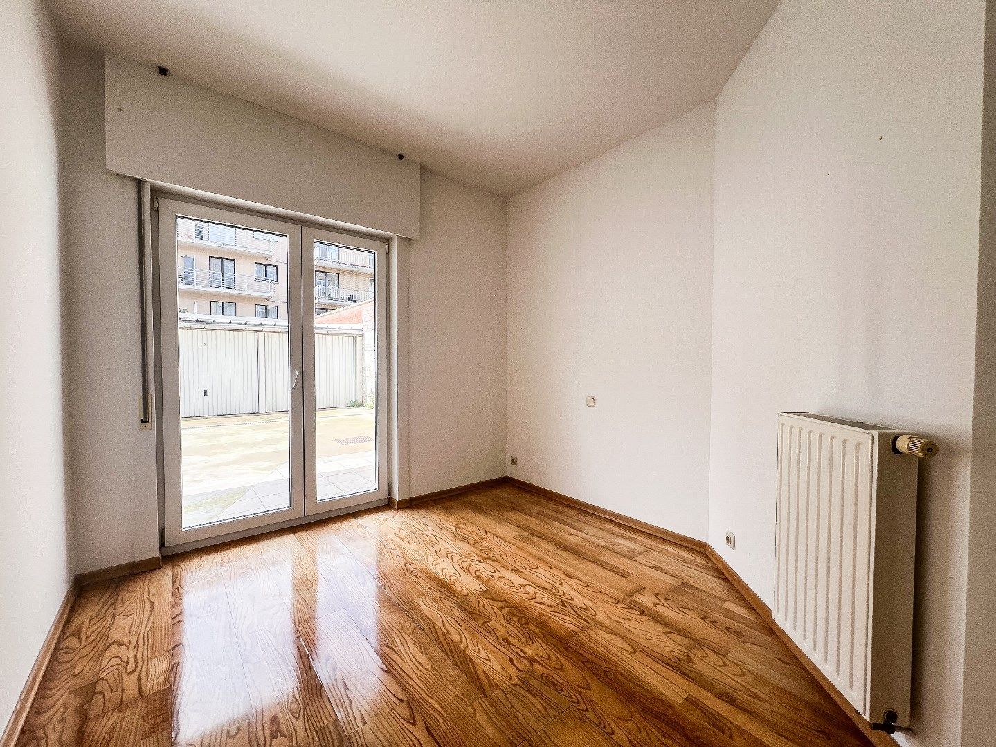  Ongemeubeld app. met parking gelegen op de Parmentierlaan in het centrum Knokke. foto 15