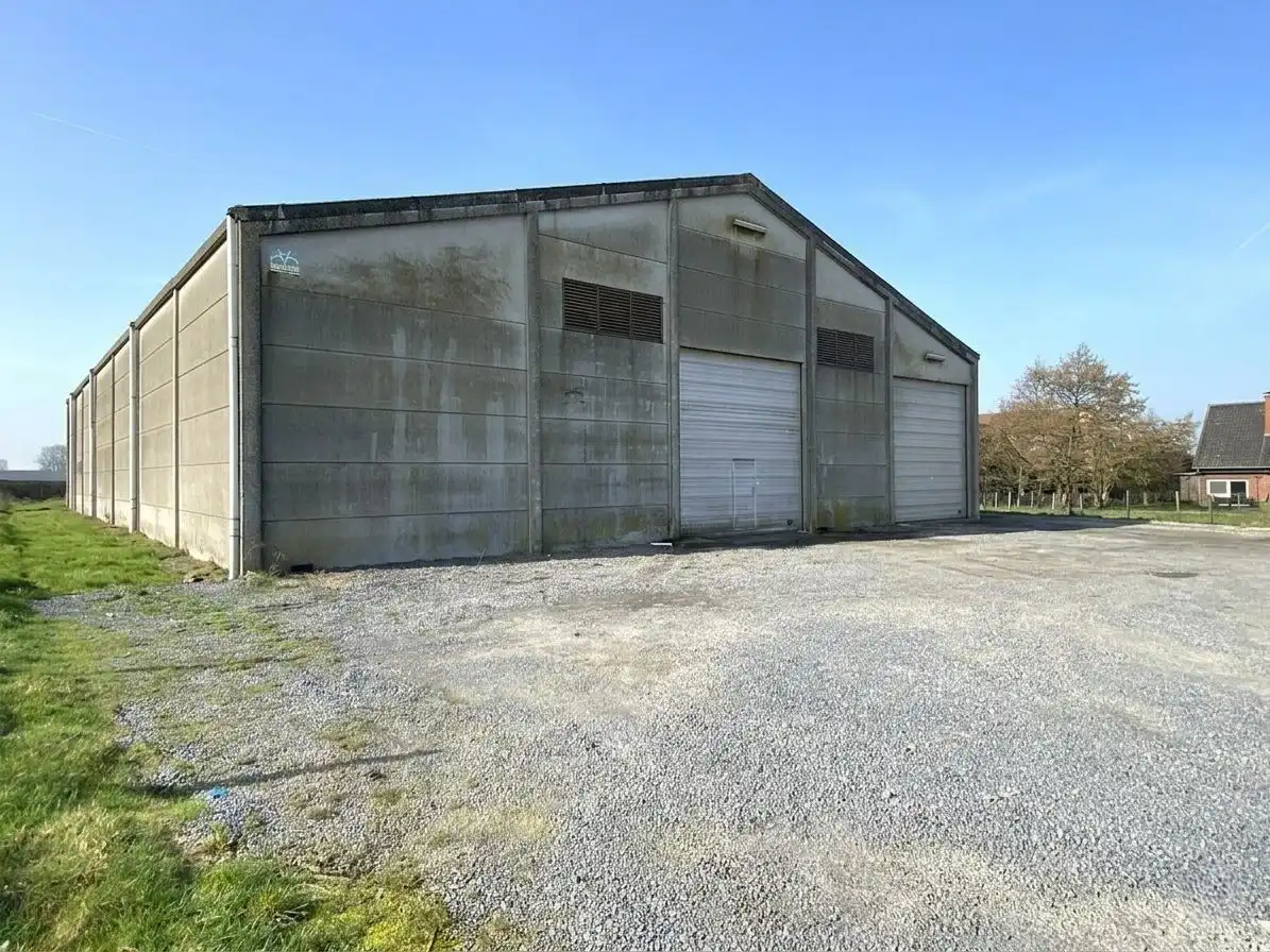 RUIME LOODS (838 m²) foto {{pictureIndex}}