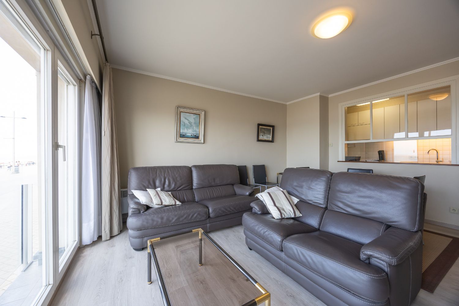 Instapklaar appartement met frontaal zeezicht te koop in Middelkerke foto {{pictureIndex}}