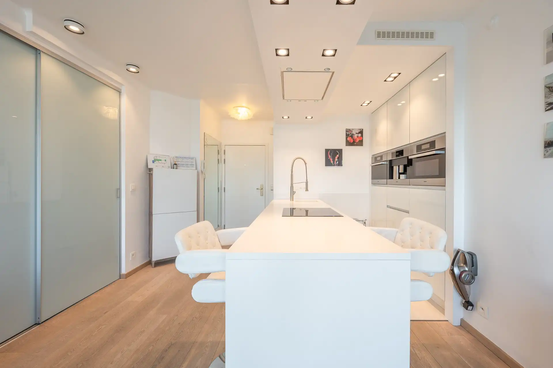 Perfect ingerichte studio met zijdelings zeezicht foto 5