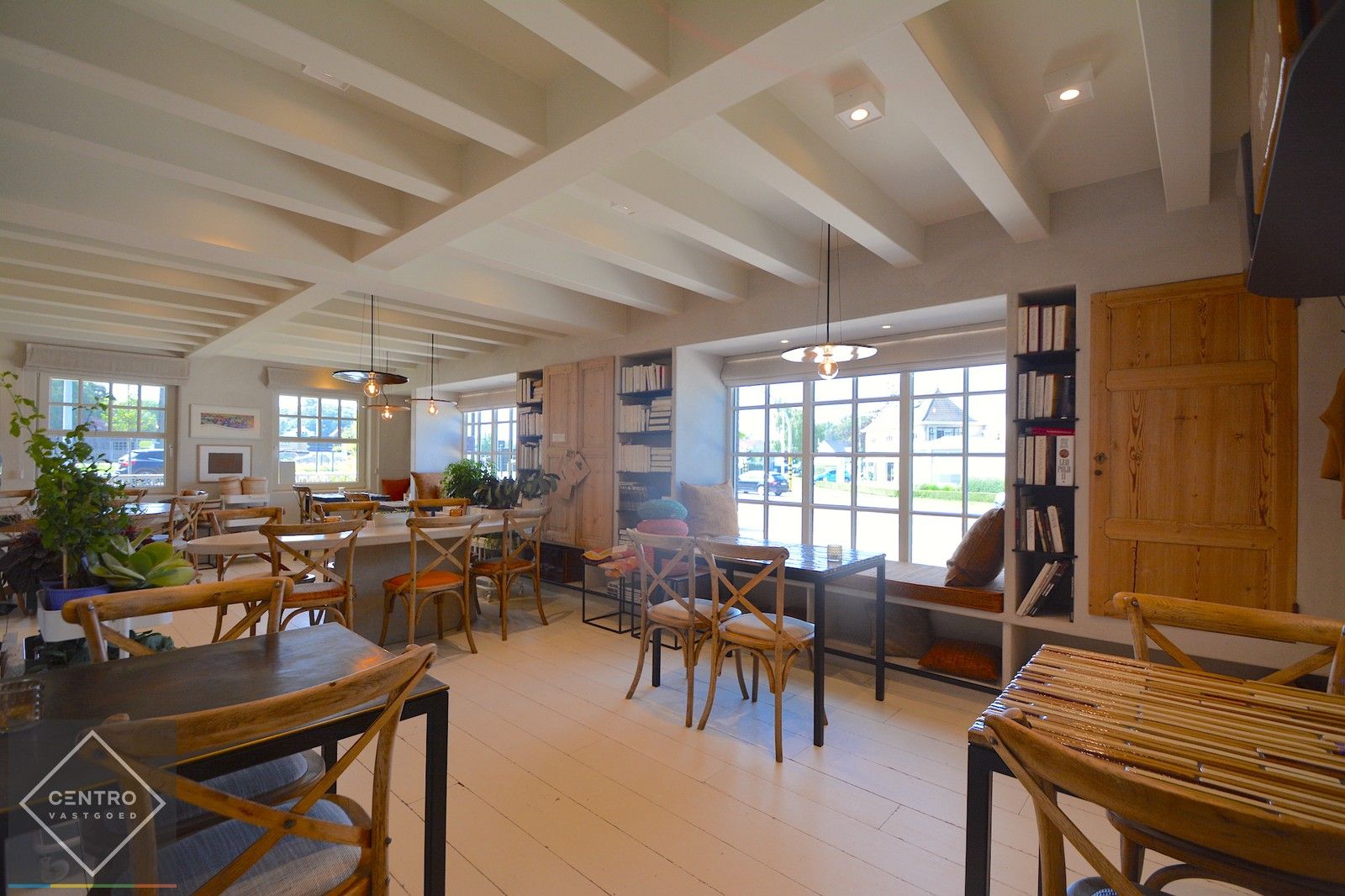 Recent (Bj. 2016) Mi CASA - HANDELSHUIS (538m2), voorzien van grote polyvalente ruimten (vrij beroep, toonzaal, horeca, B&B, ...), 5/6 slaapkamers, 4 badkamers, kelder (114m2), ... Op hoek- en zichtlocatie te Oostkamp. foto 10