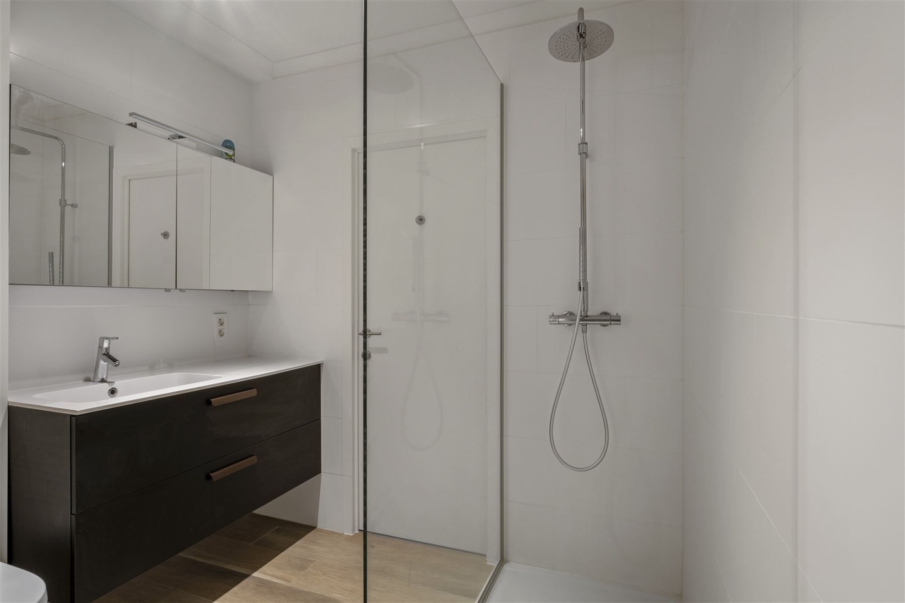 Gerenoveerd ,instapklaar appartement met garage foto 14