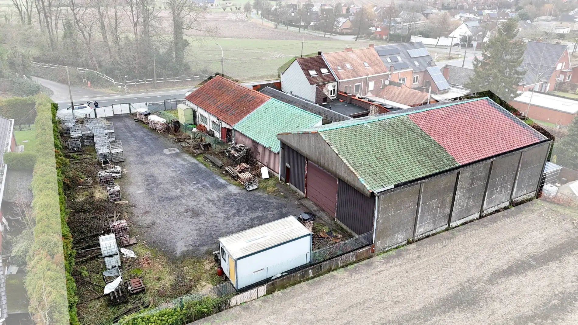 Woning met loodsen op +-2000 m² te Aalbeke. foto 4