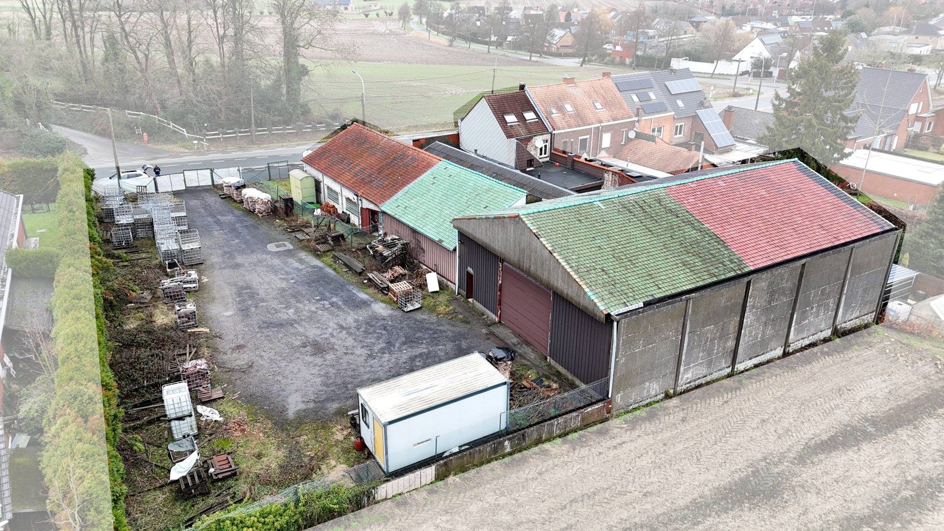 Woning met loodsen op +-2000 m² te Aalbeke. foto 4