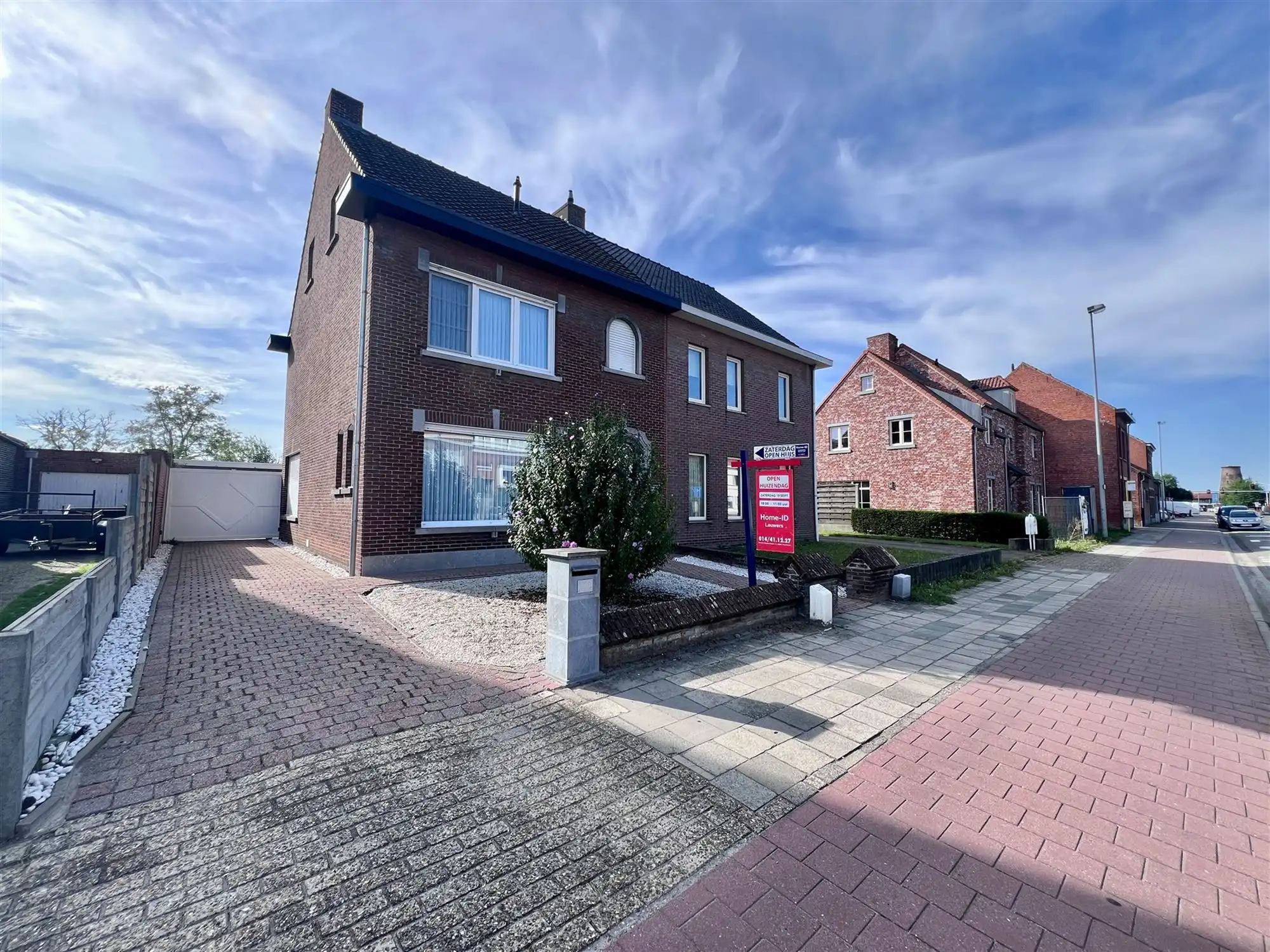 Degelijke halve losbouw met 4 slpks, (voor)tuin en garage foto 2