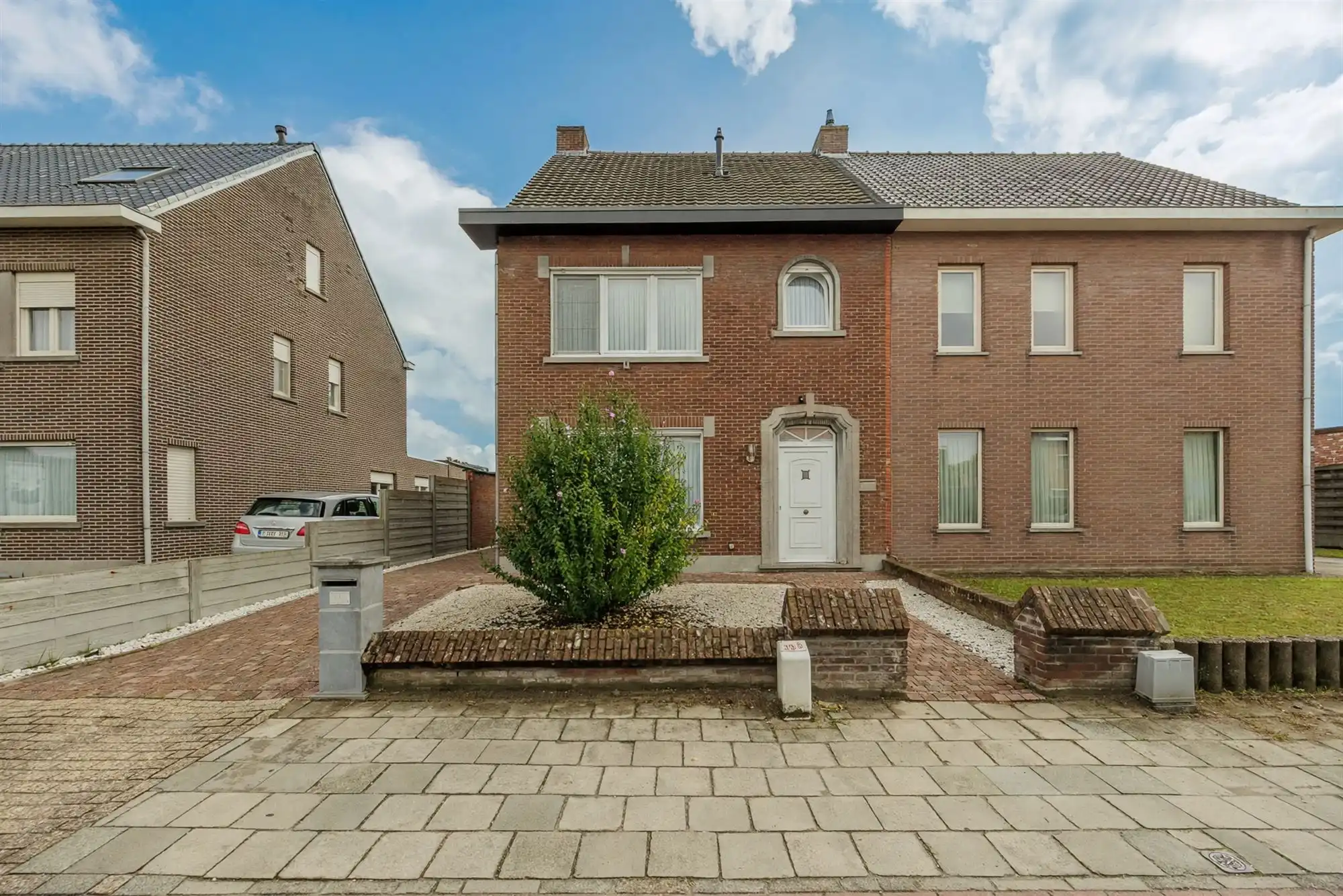 Degelijke halve losbouw met 4 slpks, (voor)tuin en garage foto 2