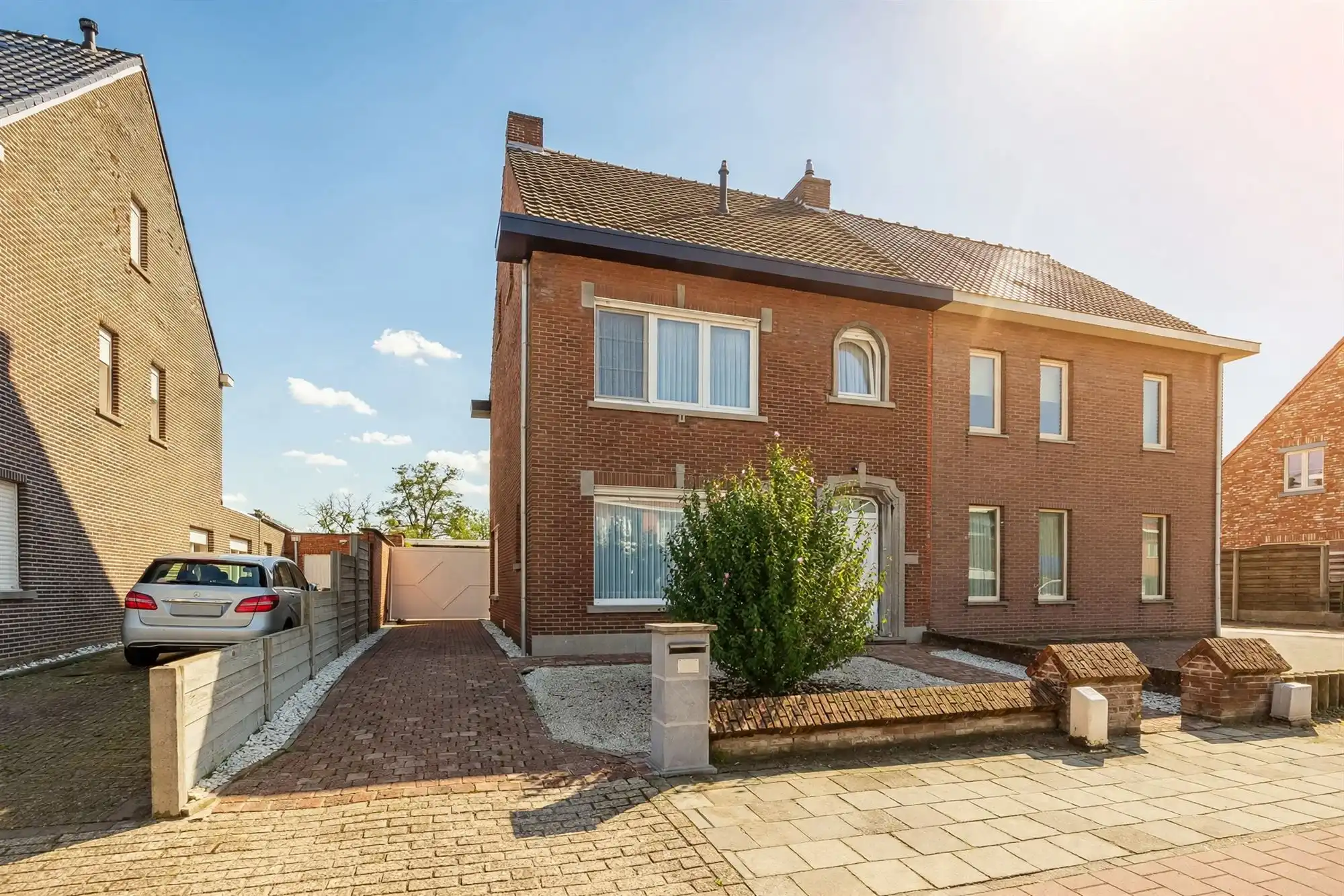 Halfopen bebouwing met 4 slpks, tuin, garage en EPC B! foto 2
