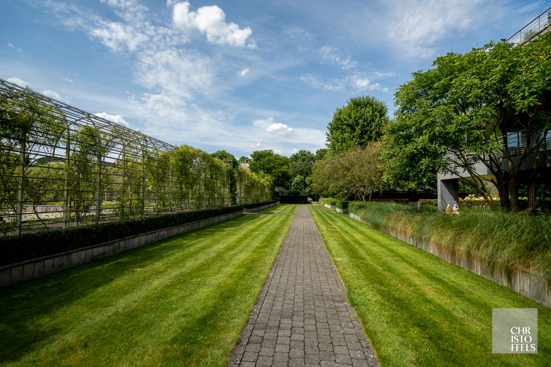 Exclusief villa-appartement (183m²) met privé tuin gelegen in een afgesloten park met buitenzwembad. foto 32