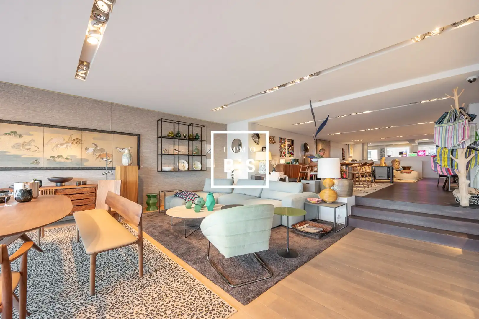 Ruim handelspand op de Zeedijk in het Zoute met brede etalage foto 2