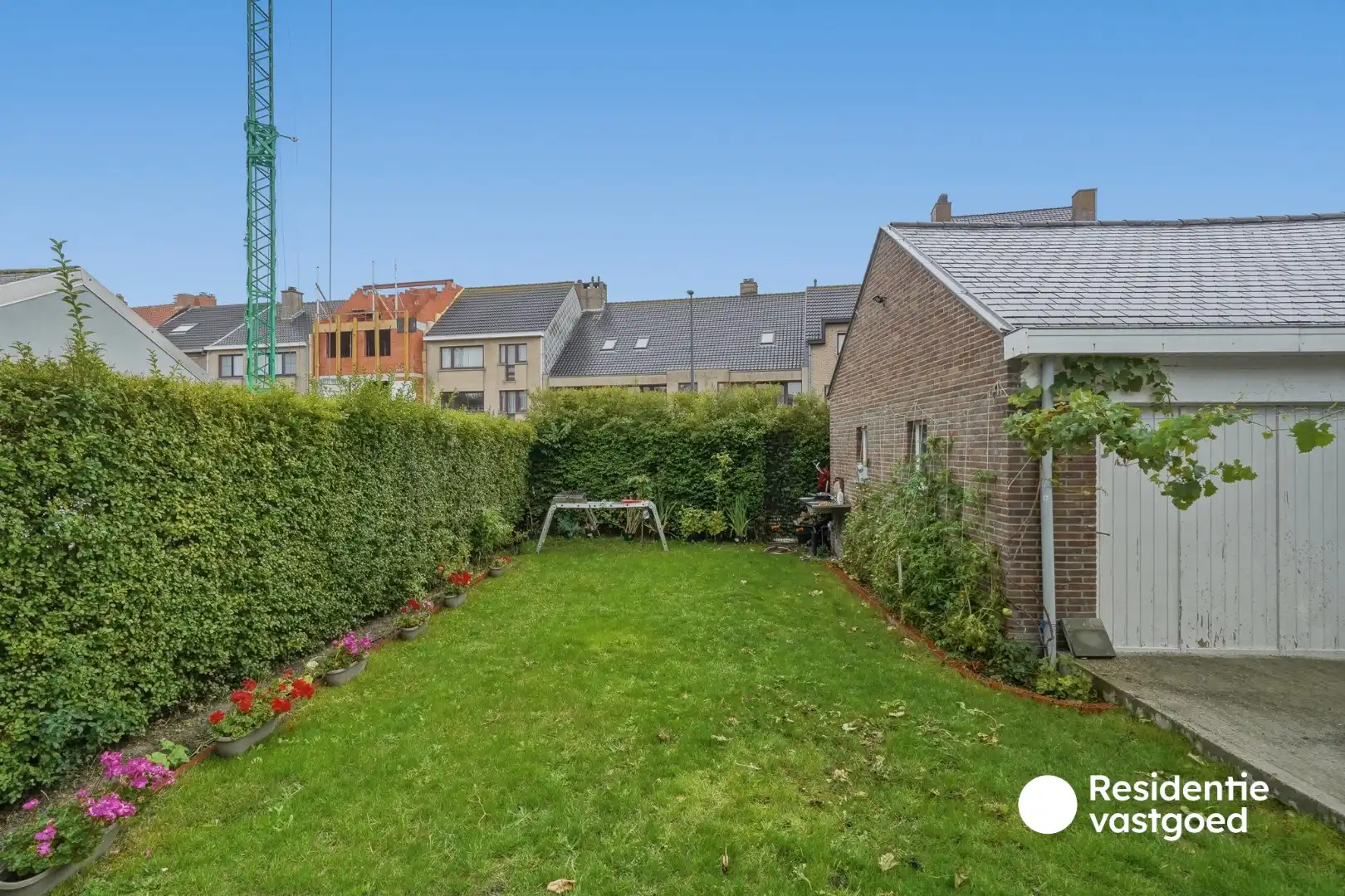 Halfopen woning met tuin en garage te koop foto 24