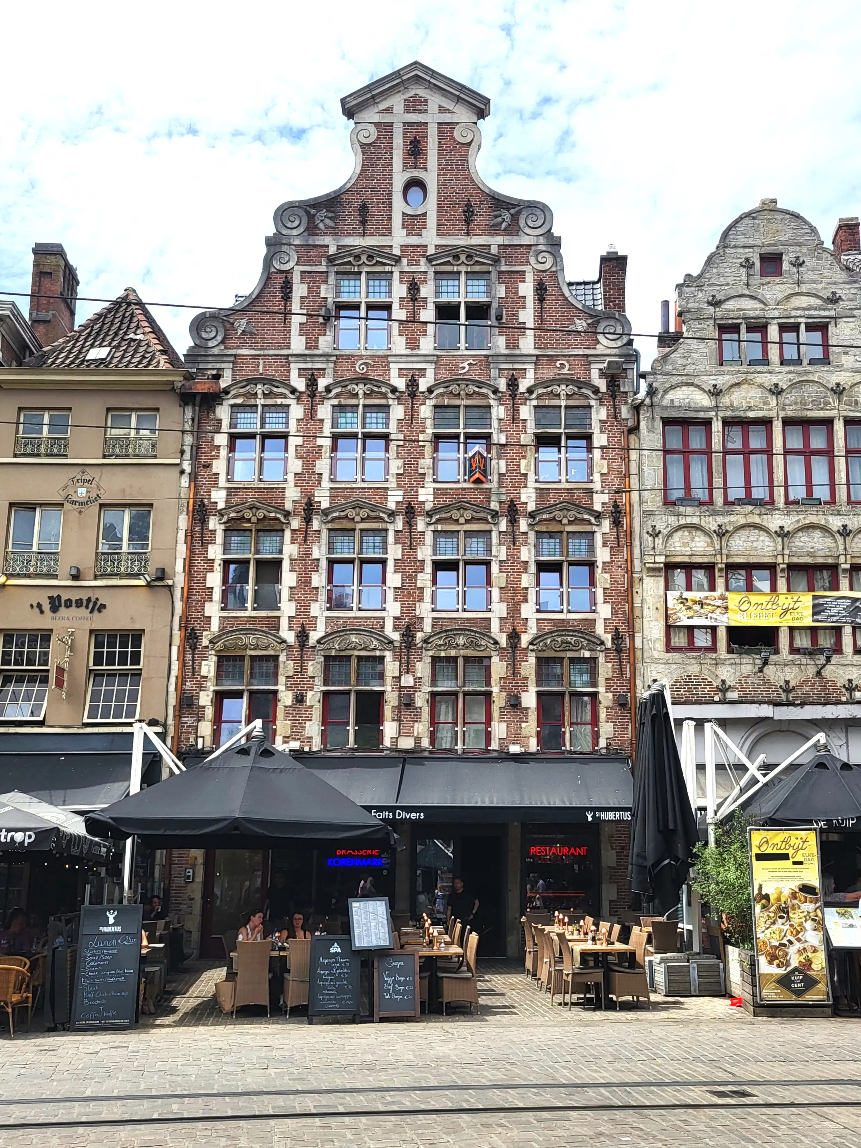 GERENOVEERD APPARTEMENT IN 2020 MET 1 SLAAPKAMER EN TERRAS, in het centrum van Gent.  foto {{pictureIndex}}