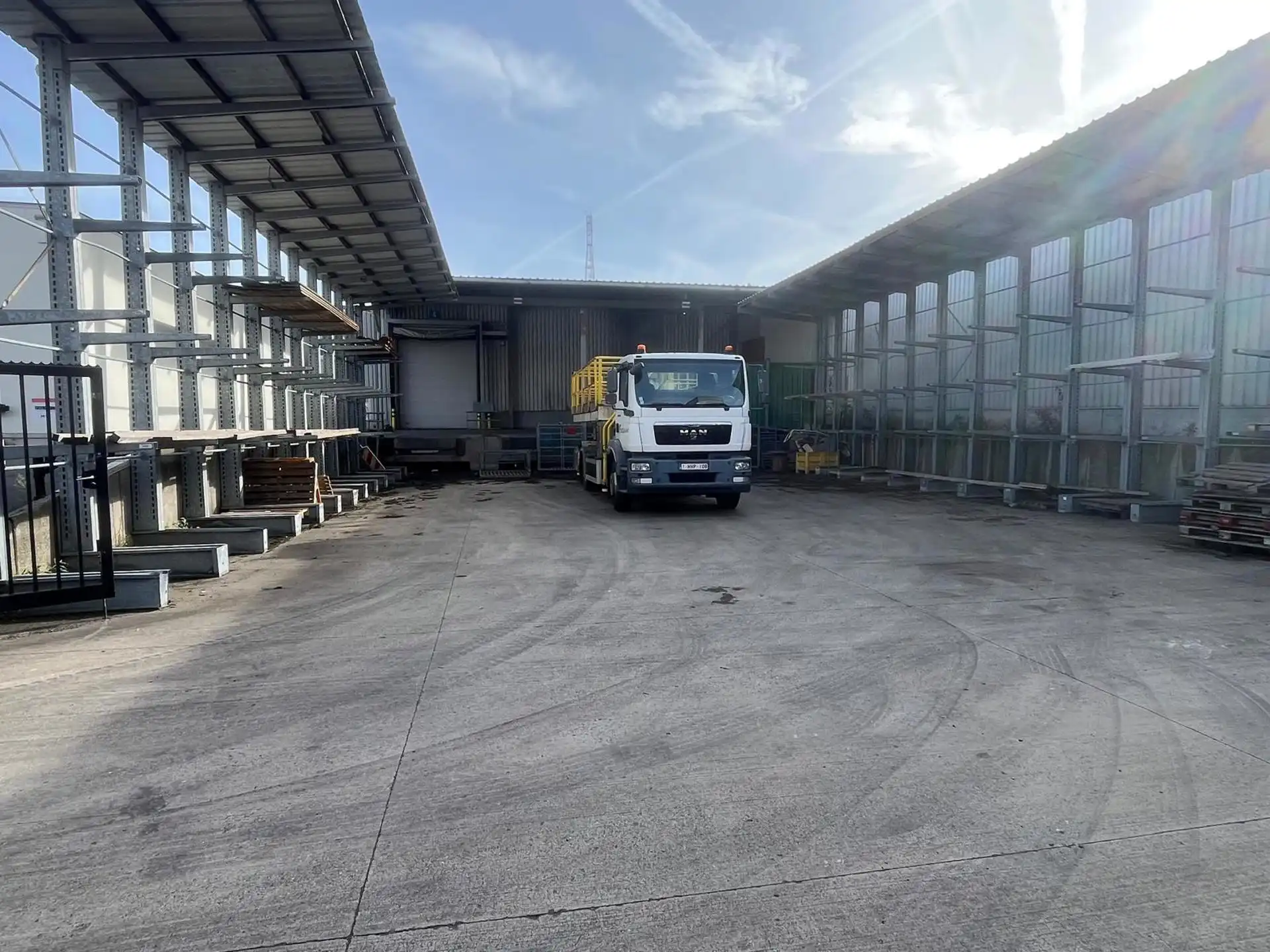 Magazijn ca.2.700m² met los- en laadzone te Merksem. foto 15