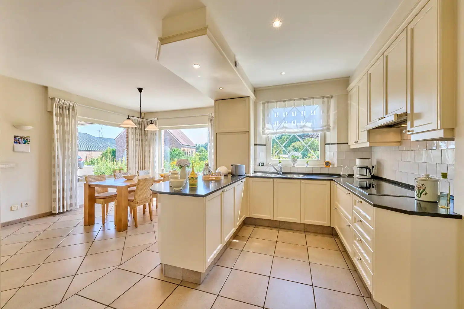 Exclusieve villa met bijgebouwen op 6.660m² grond foto 12