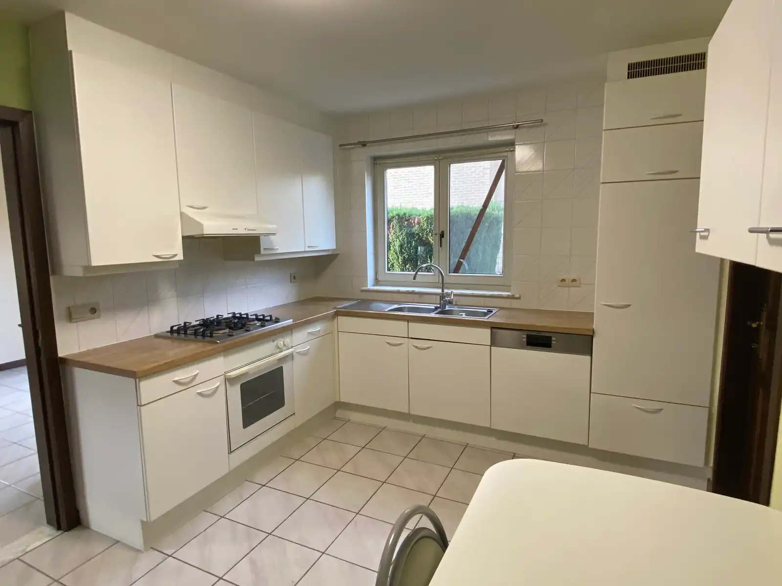 Bungalow met 2 slaapkamers rustig gelegen in dorpscentrum. foto 2