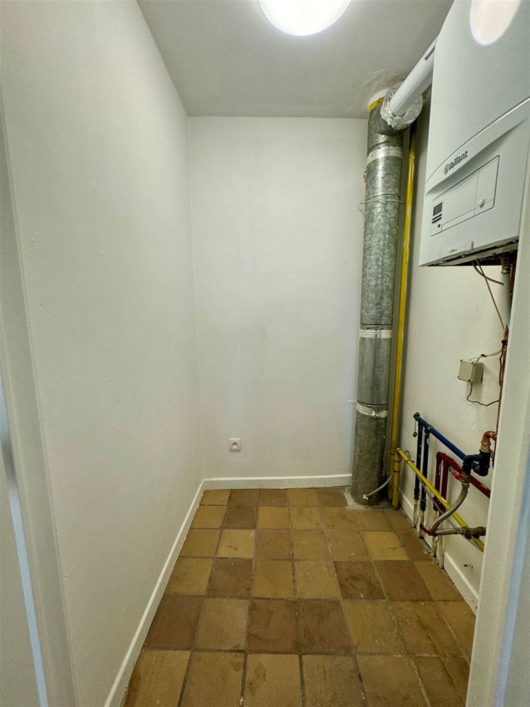 Gerenoveerd 2-slaapkamer appartement met terrasje op een toplocatie nabij de Markt van Maaseik. foto 9