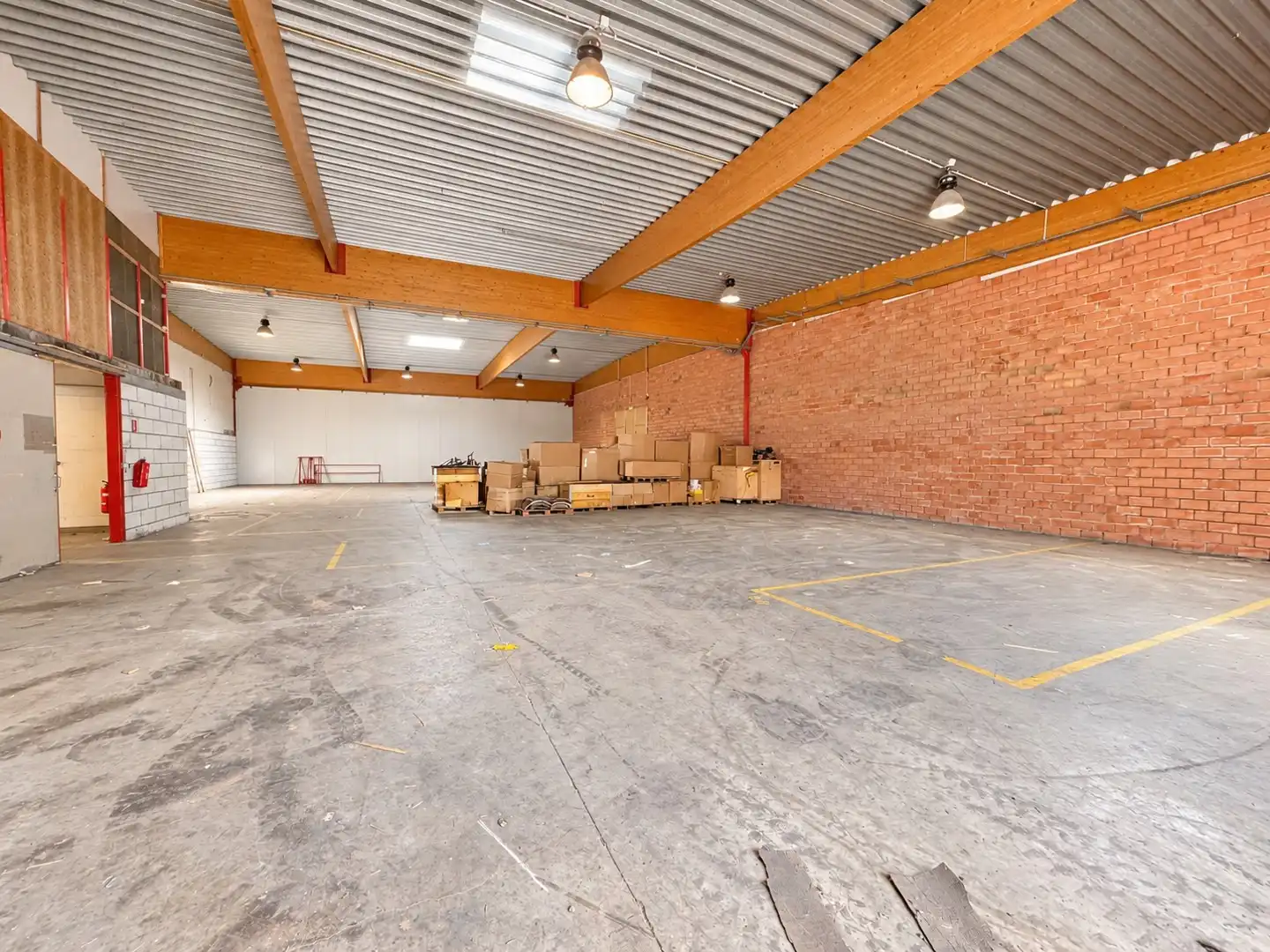 Bedrijfsgebouw +/- 3.021 m² met magazijn en kantoren in Marke foto 11