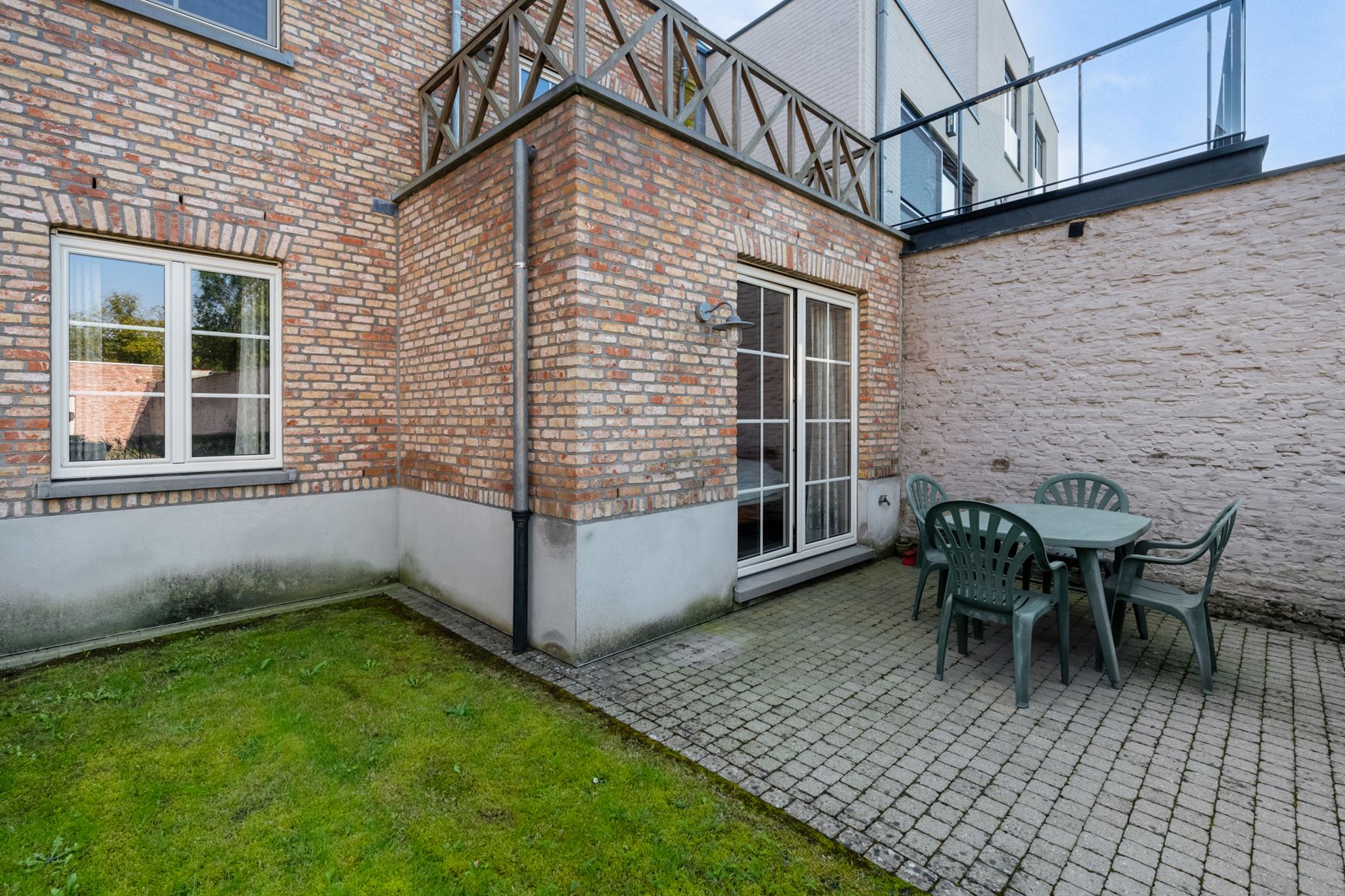 Ruim kwalitatief appartement met tuintje en 2 staanplaatsen! foto 18