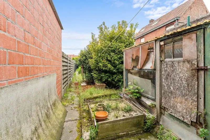 Roeselare-stadsrand.  Te renoveren ruime stevige rijwoning met 3-4 slaapkamers op een mooi perceel van 263m2.  Ideaal voor doe-het-zelver en renoveerder/investeerder. foto 5