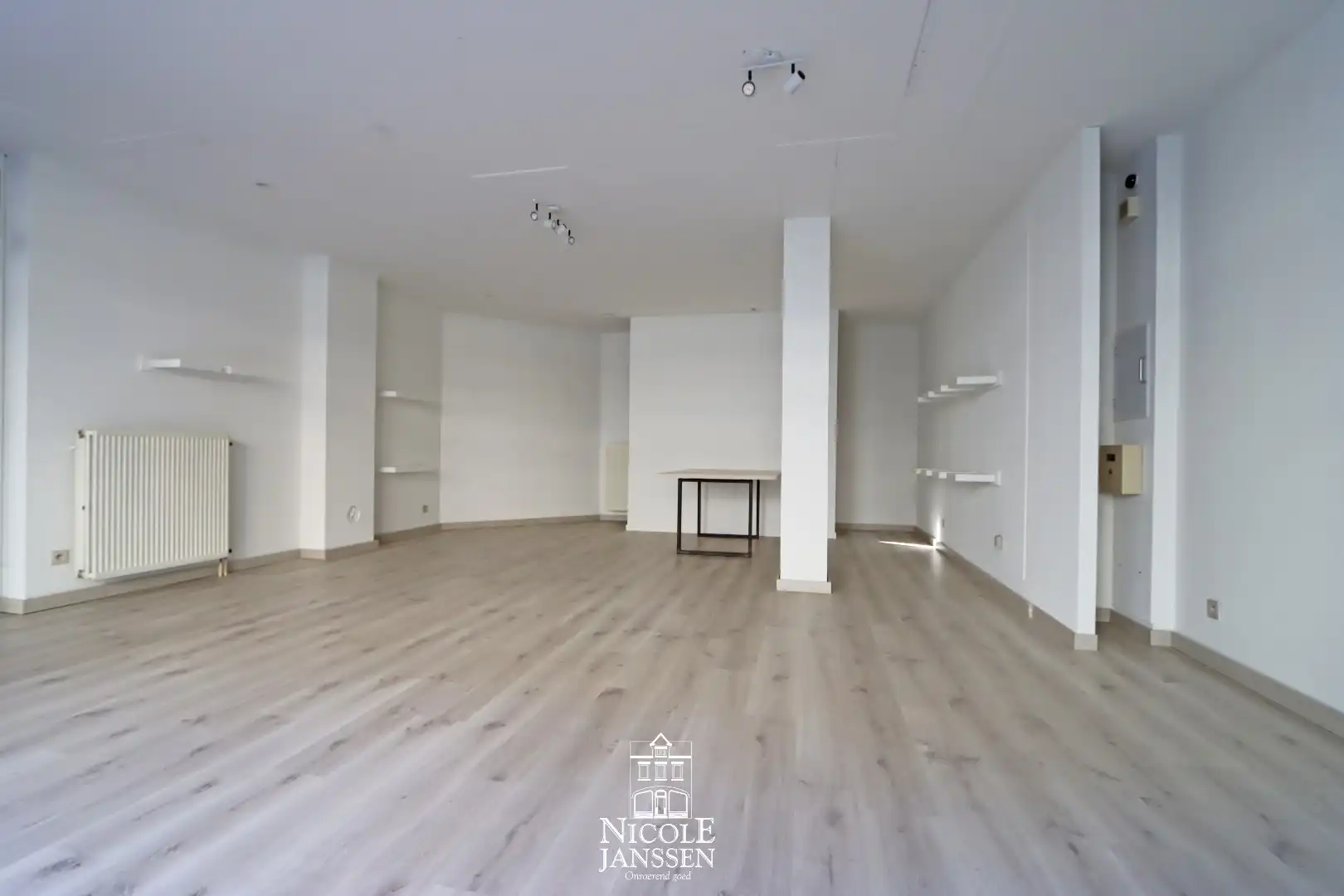 Luchtig gelijkvloers handelspand met kantoor/opslagruimte en kelder foto 6