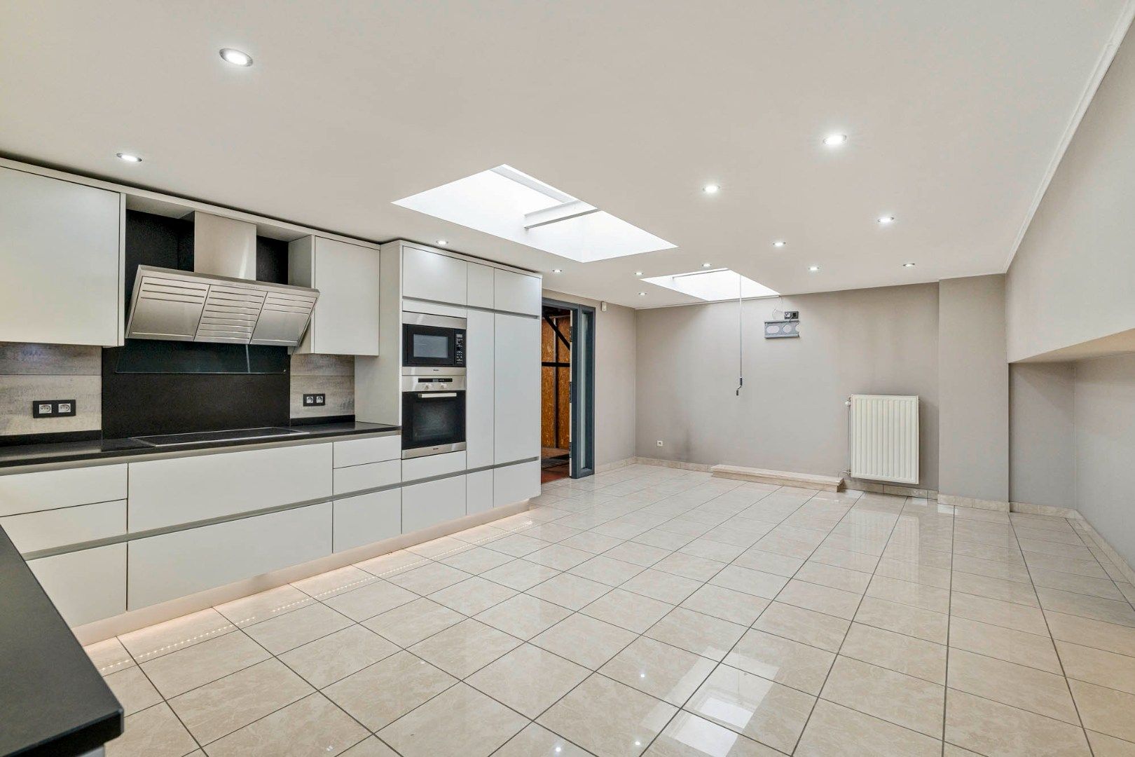 Bedrijfsgebouw met kantoren, magazijnen en woonst - groot 2580 m² foto 33