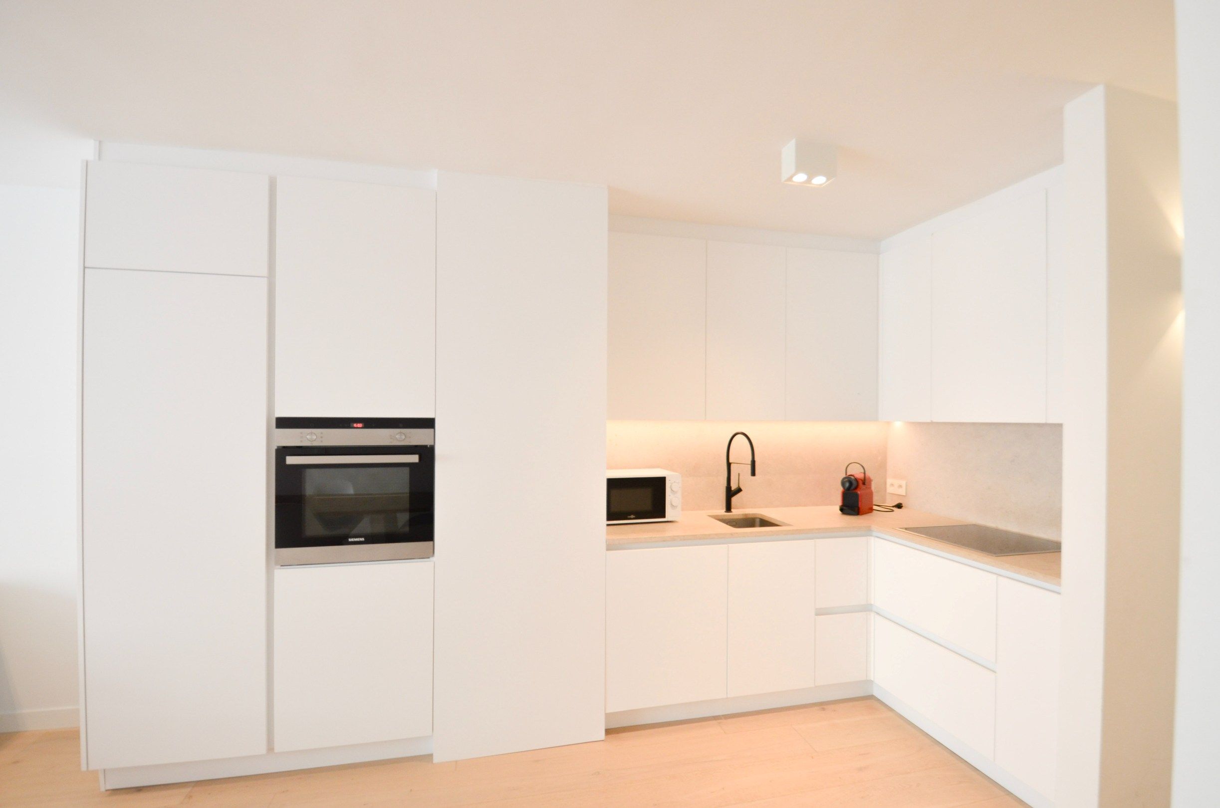 Volledig gerenoveerd, lichtrijk appartement op wandelafstand van zee en het commercieel centrum. foto 6