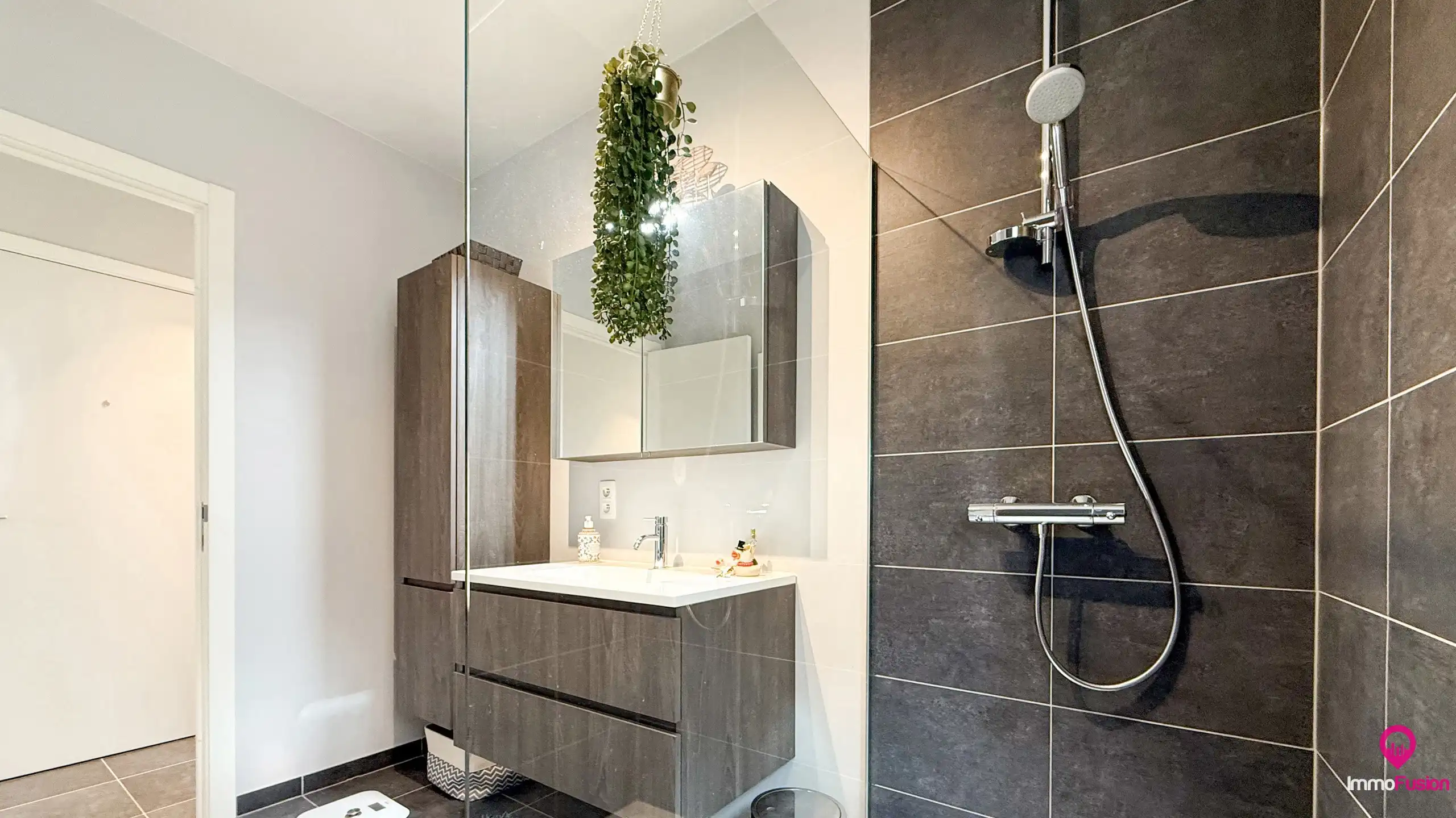 Modern appartement , bemeubeld met vrij uitzicht en parkeerplaats! foto 18