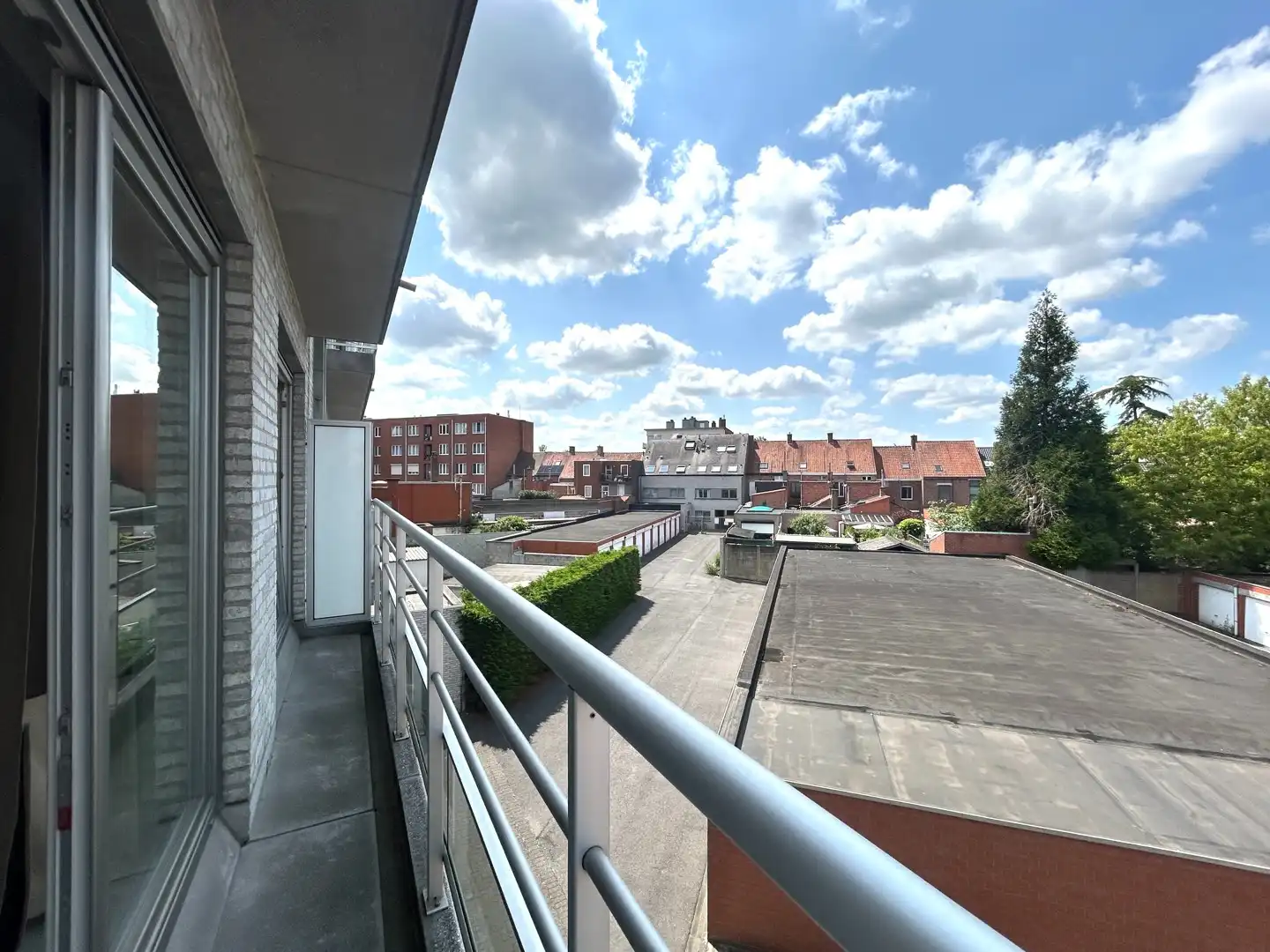 Instapklaar twee-slaapkamerappartement met 2 terrassen te centrum Roeselare! foto 10