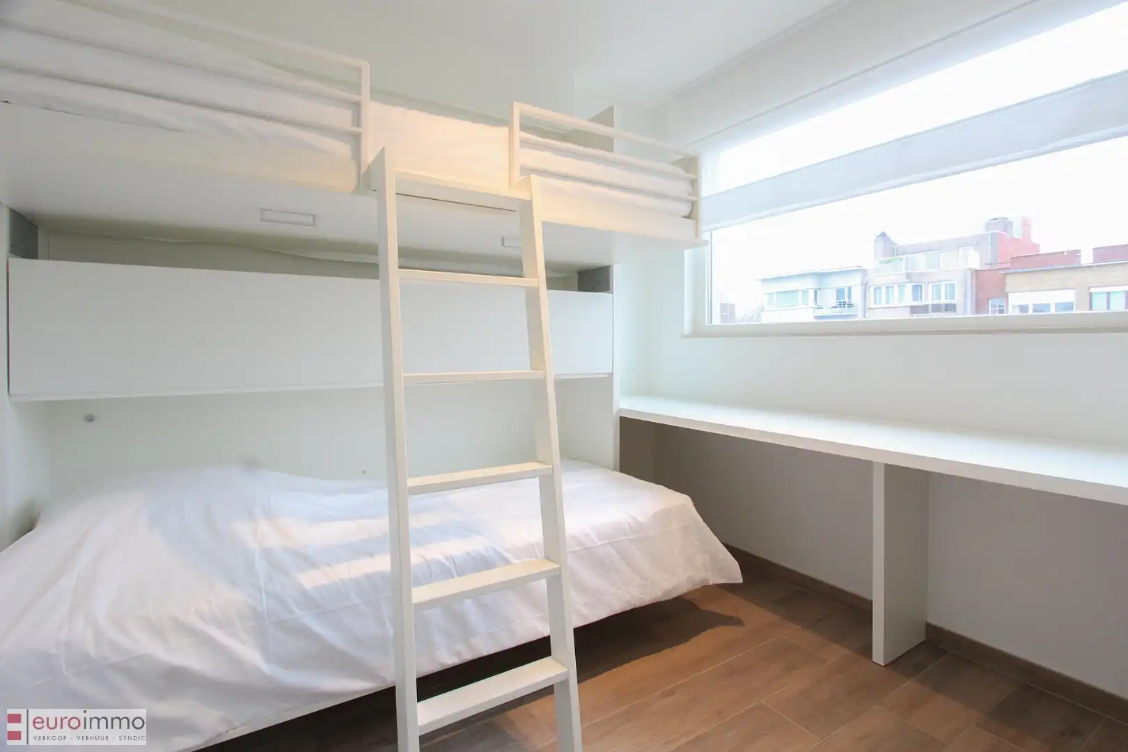 Uitermate knap afgewerkt, zéér recent appartement met 2 ruime slaapkamers in een kleinschalige residentie. foto 9