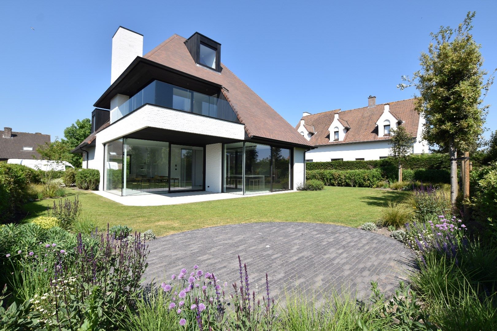 Prachtige nieuwbouwvilla met hoogwaardige afwerking in een residentiële wijk te Knokke foto {{pictureIndex}}