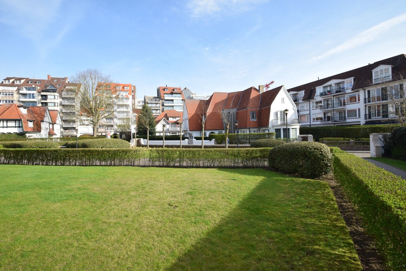 Goed gelegen autostaanplaats vlakbij de Kustlaan in hartje Zoute foto 2